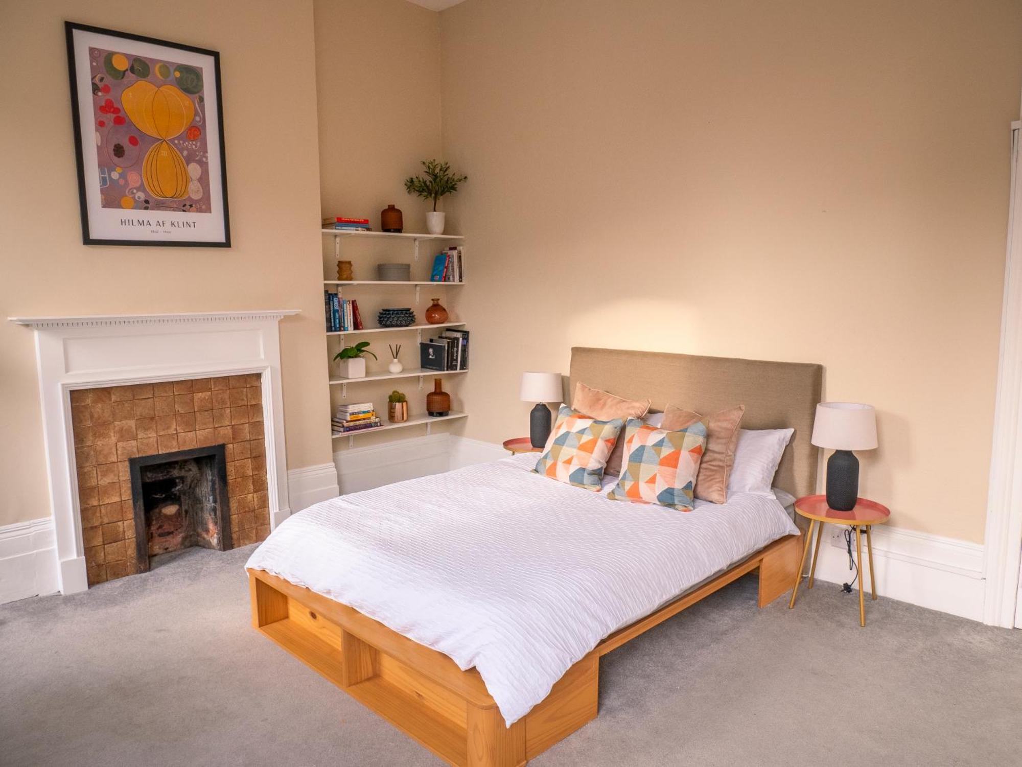 Bright Spacious Location! *