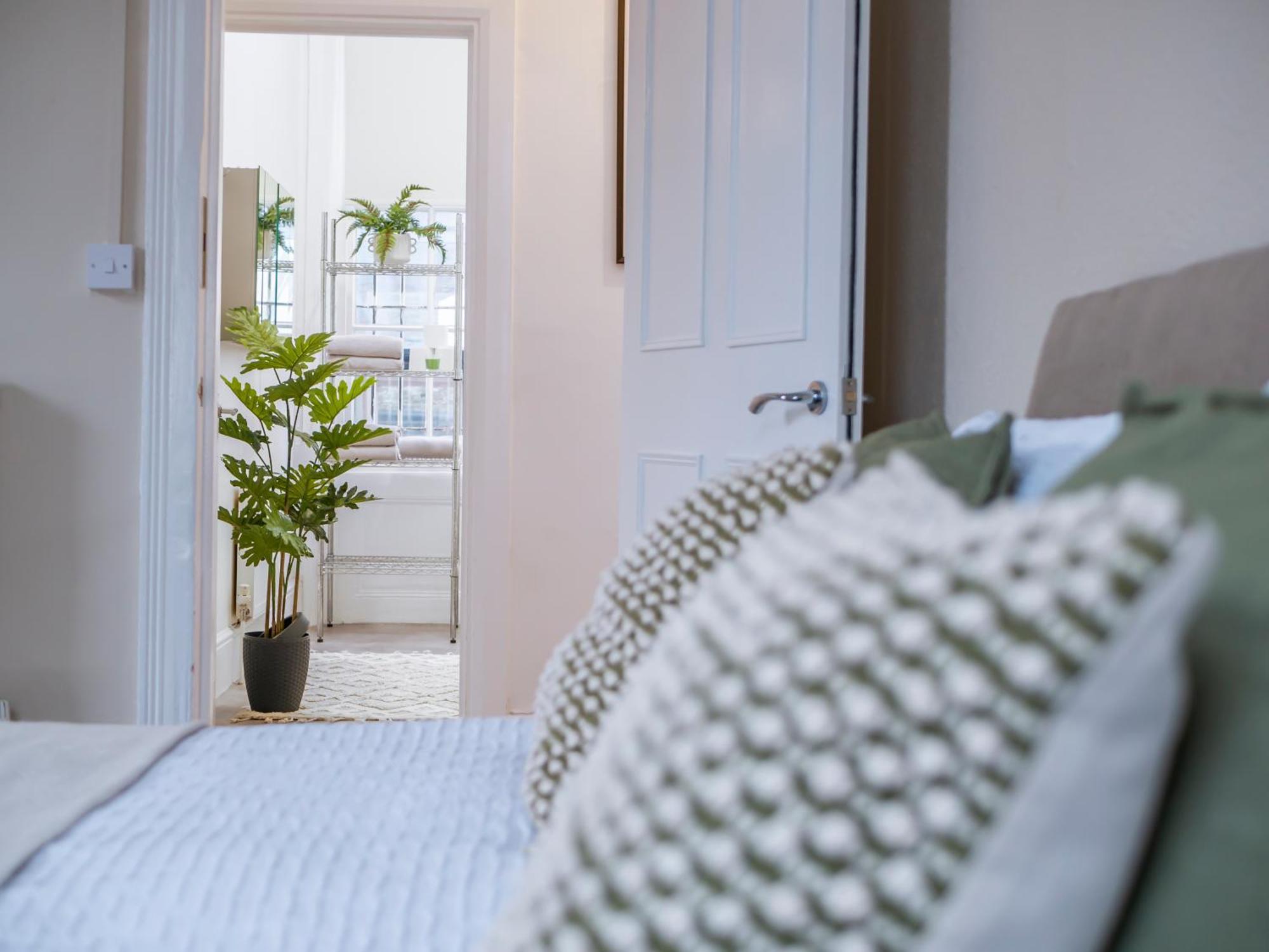 Apartment Bright Spacious Location! London