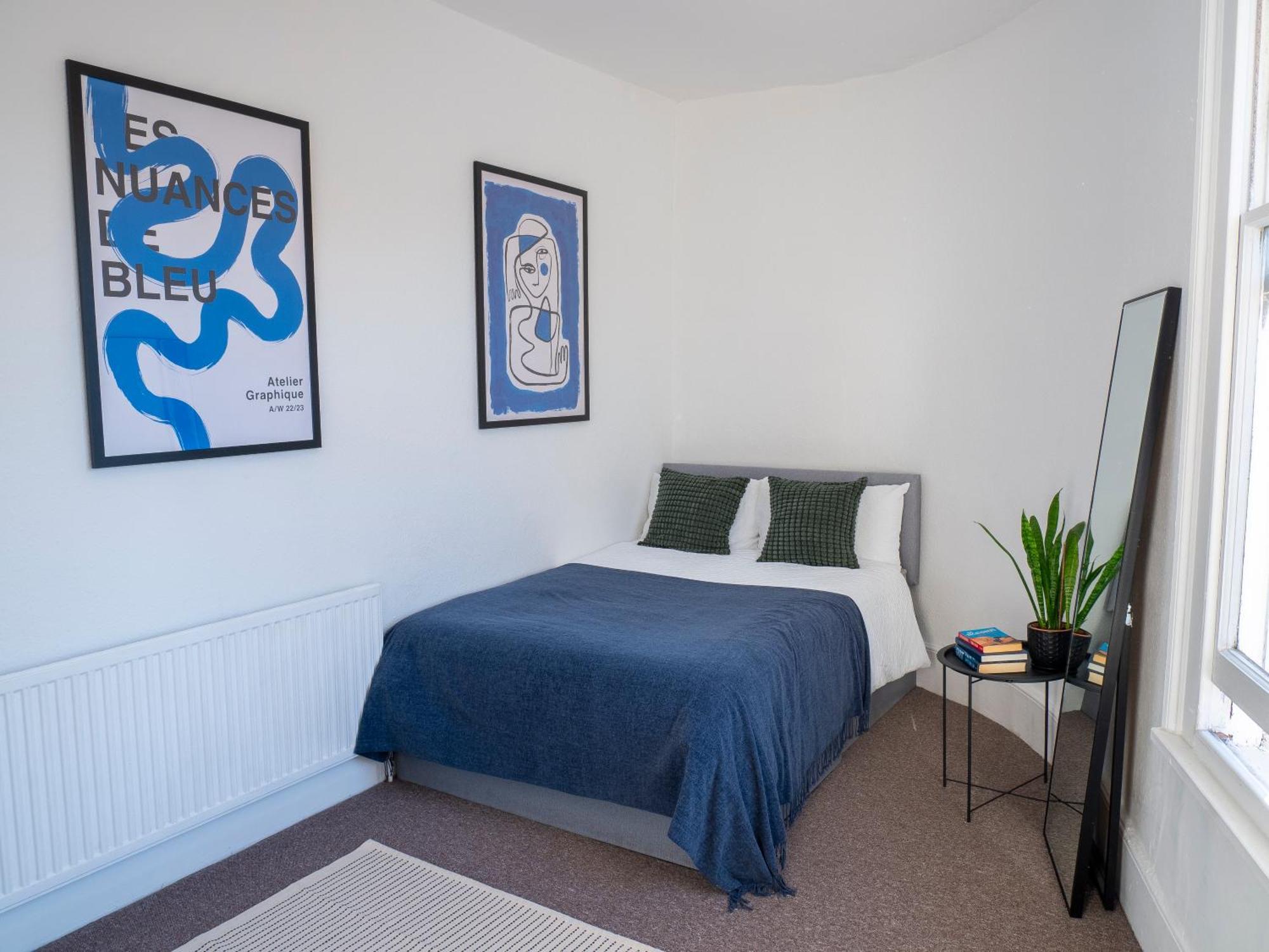 Bright Spacious Location! London