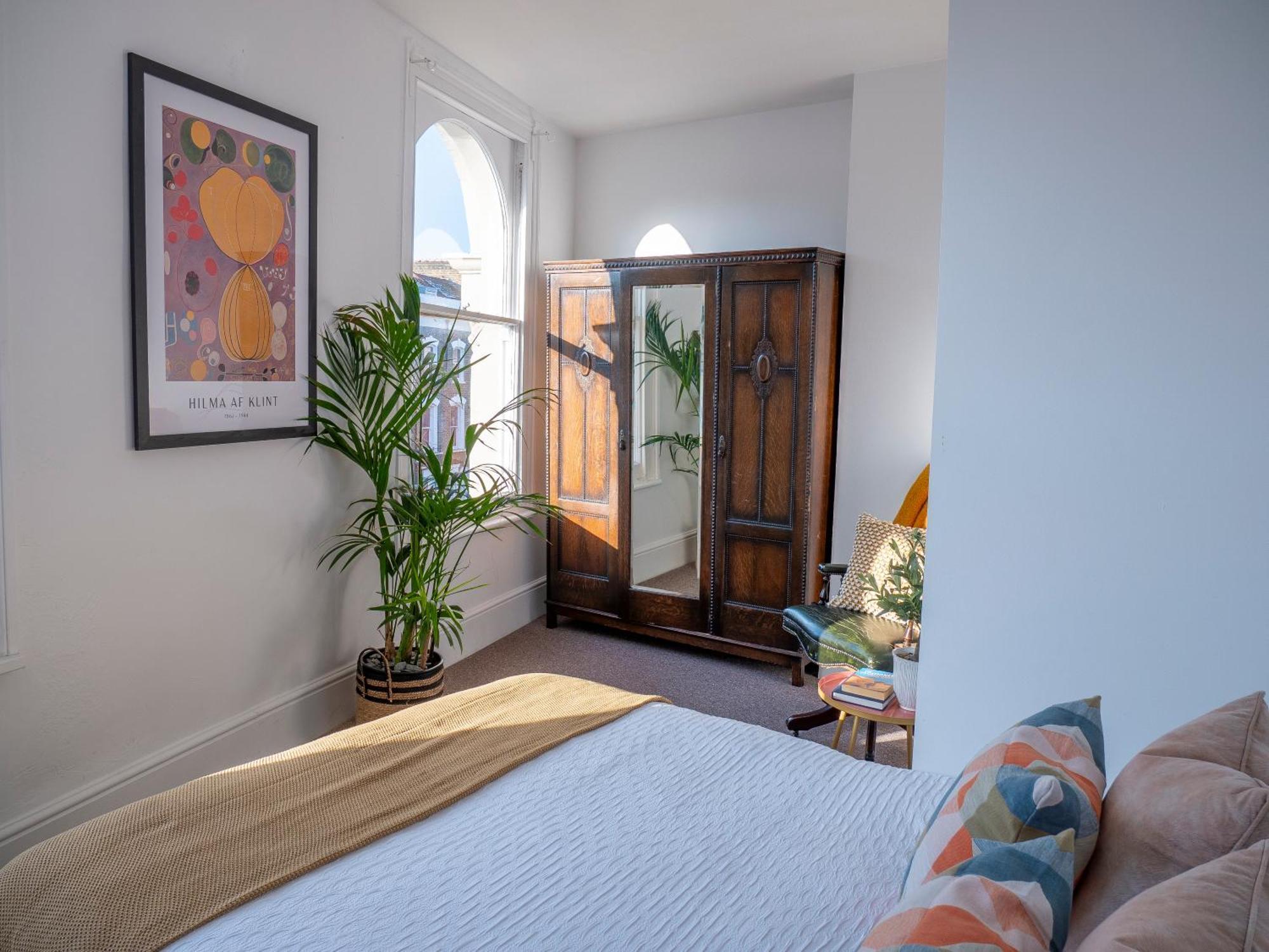Bright Spacious Location! Apartment