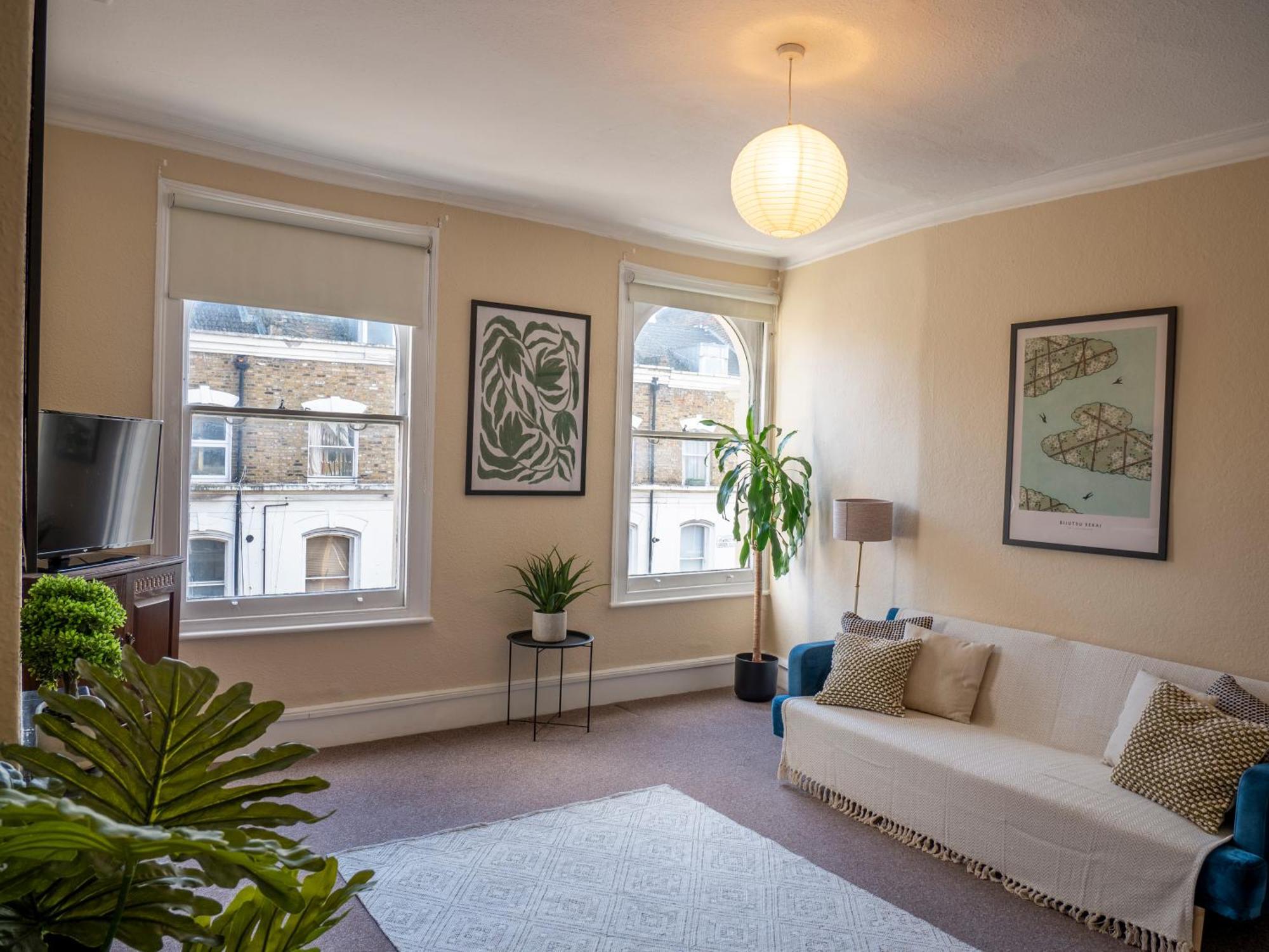 Bright Spacious Location!