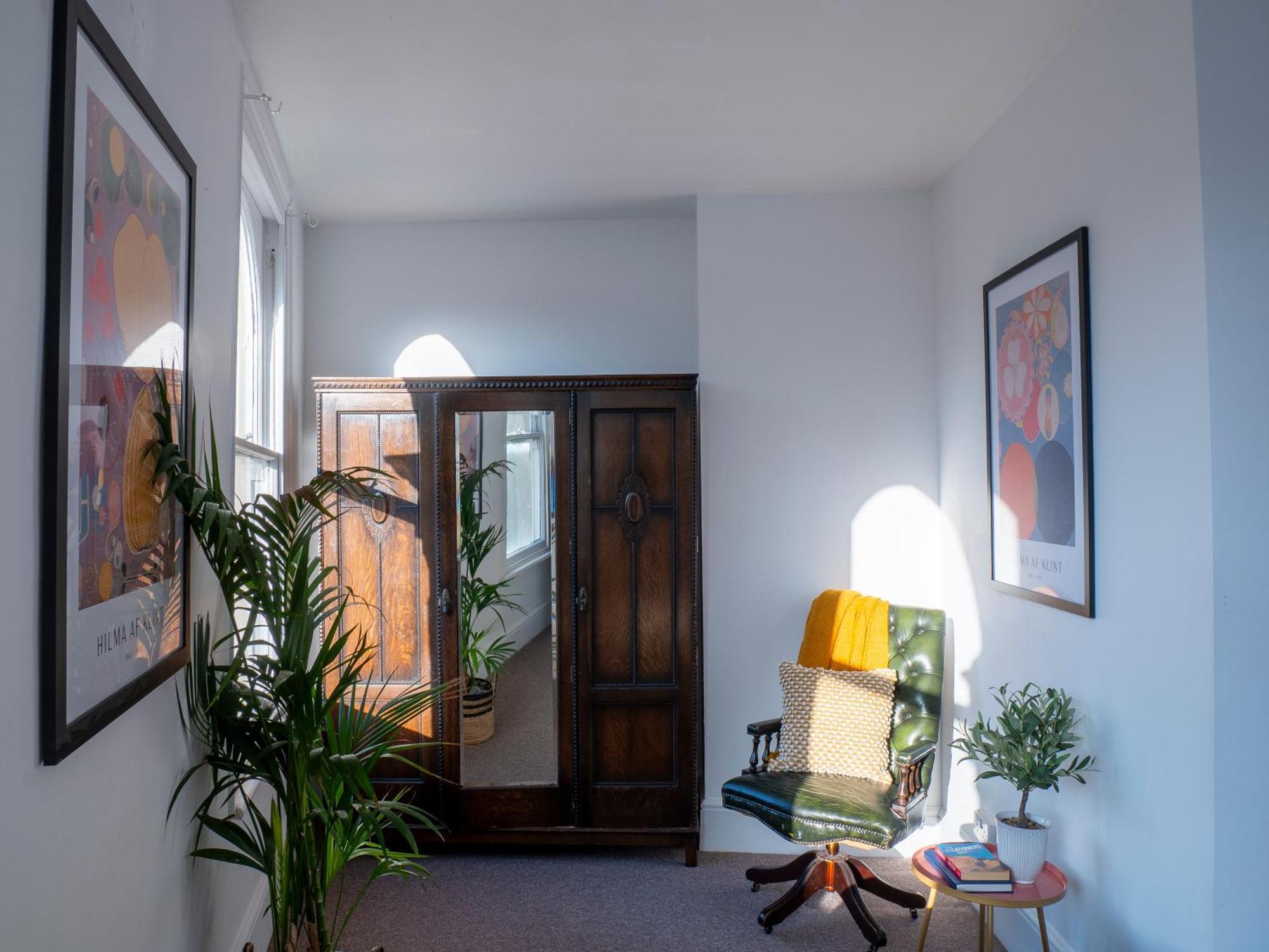 Bright Spacious Location! Apartment