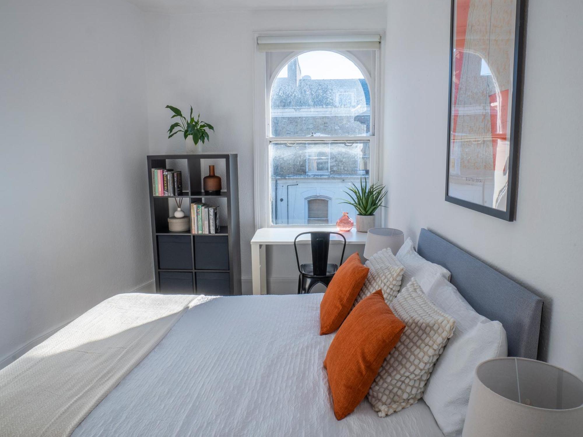 Apartment Bright Spacious Location!