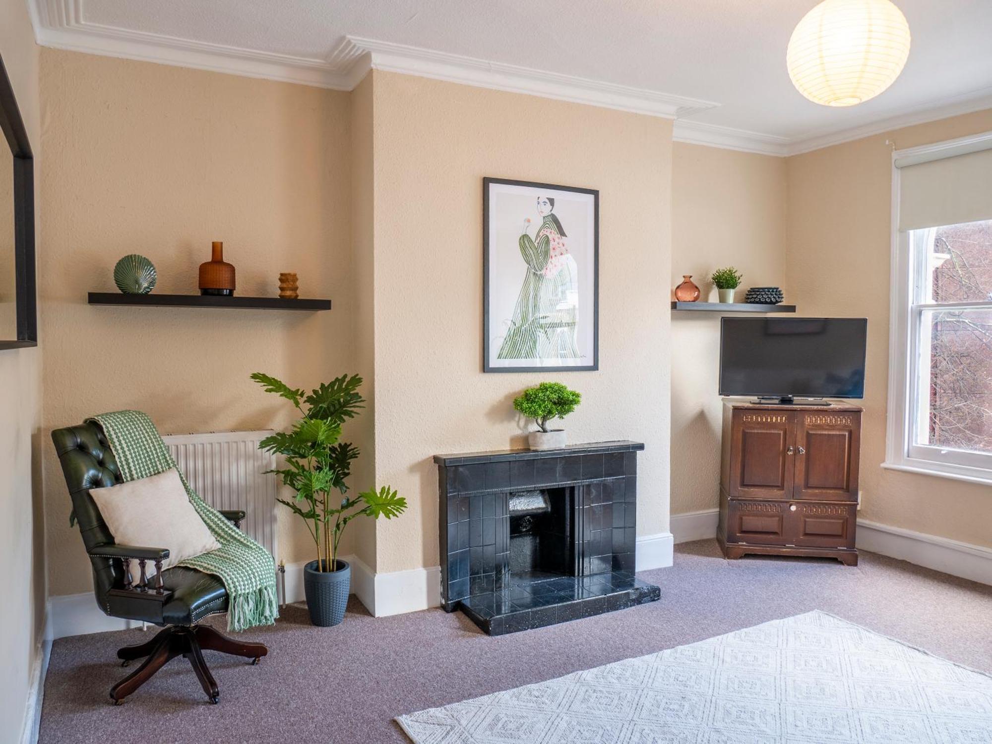 Bright Spacious Location! * London
