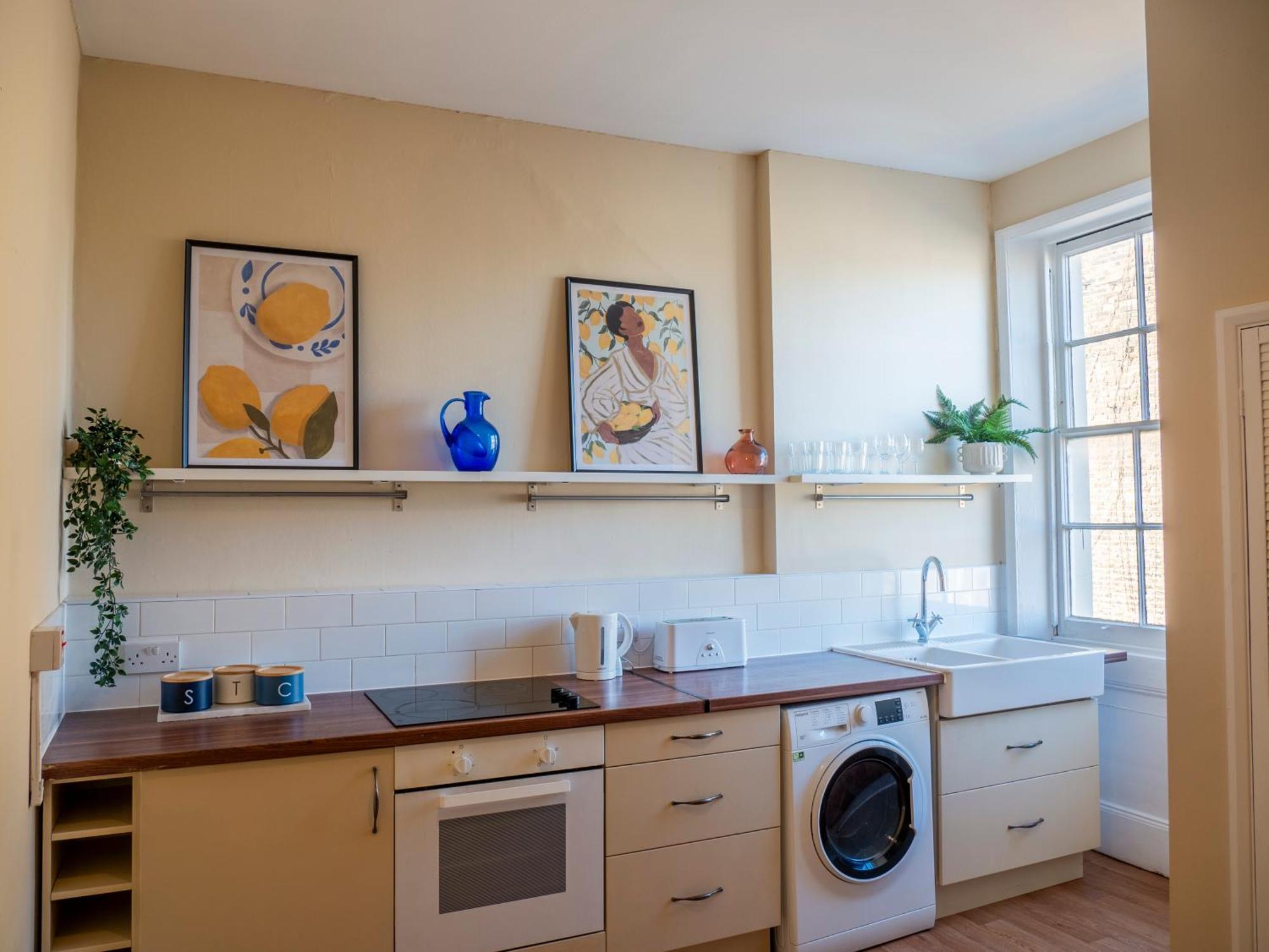Apartment Bright Spacious Location! *