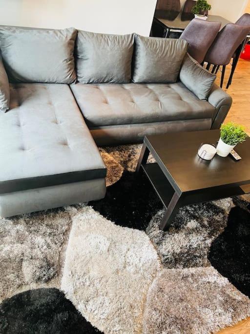 - Flat In Apartment London