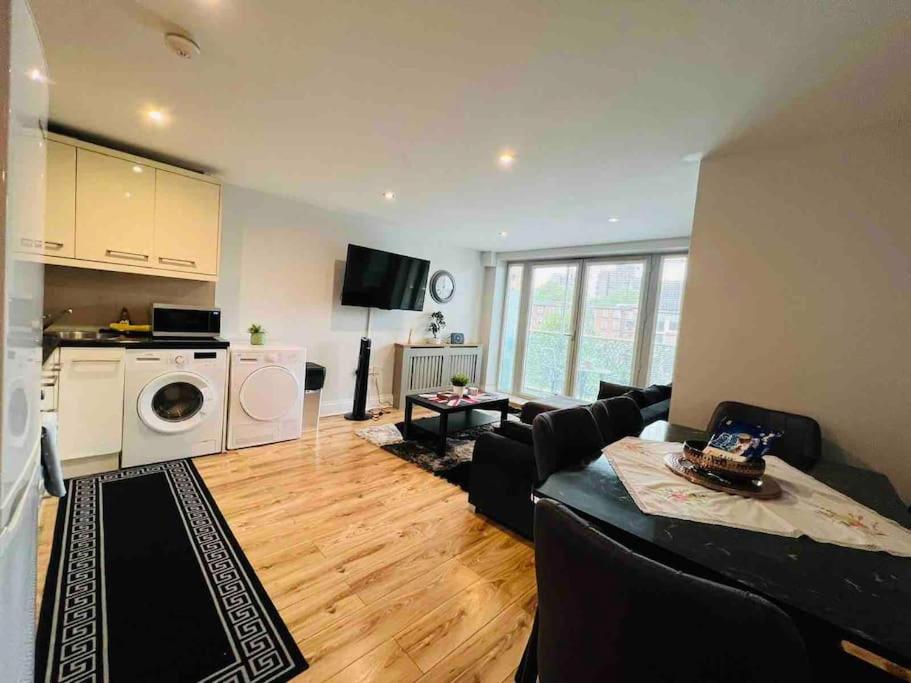 - Flat In Apartment London