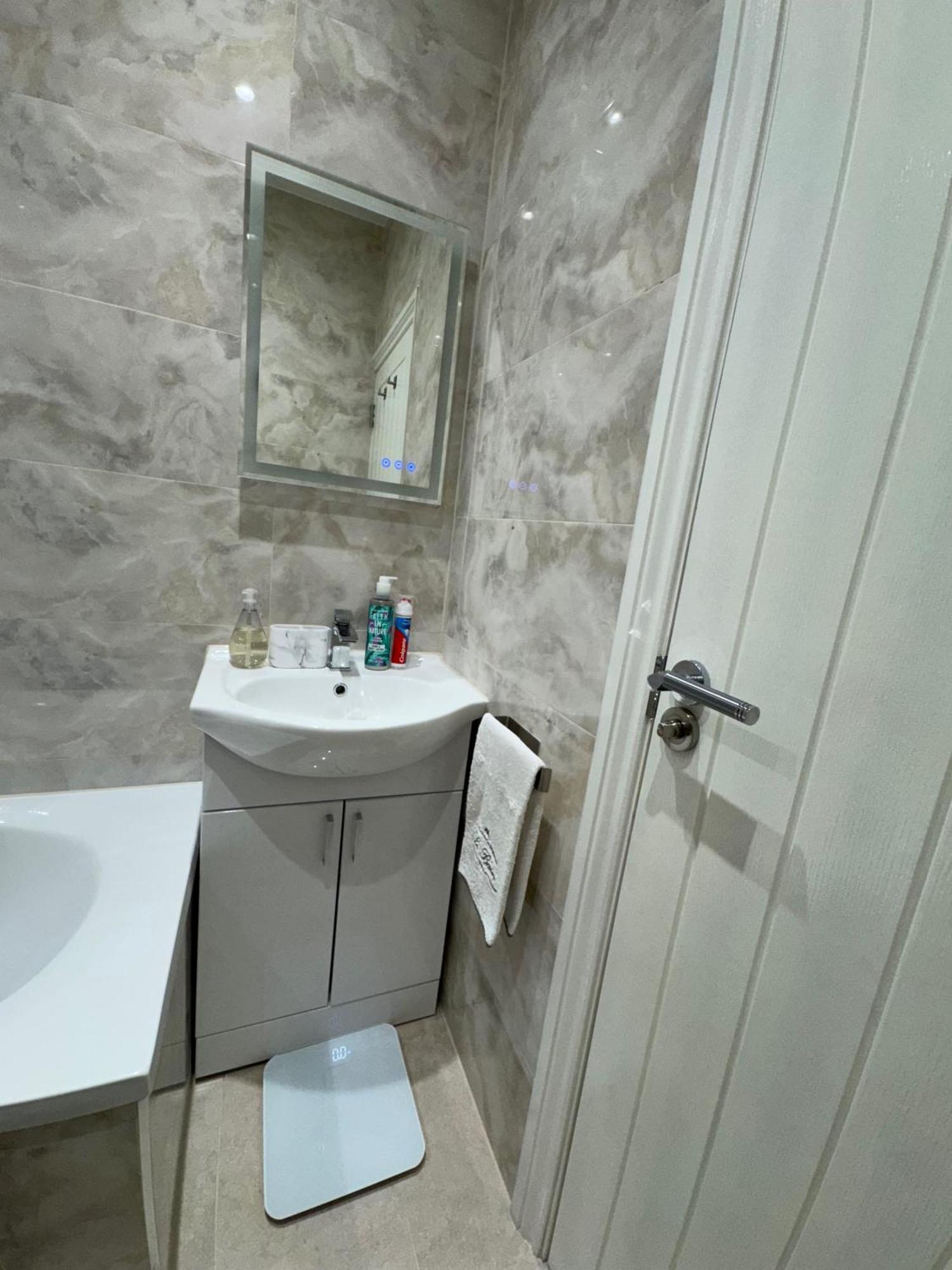 Cozy 2br-5guests-near Attractions-garden Apartment London