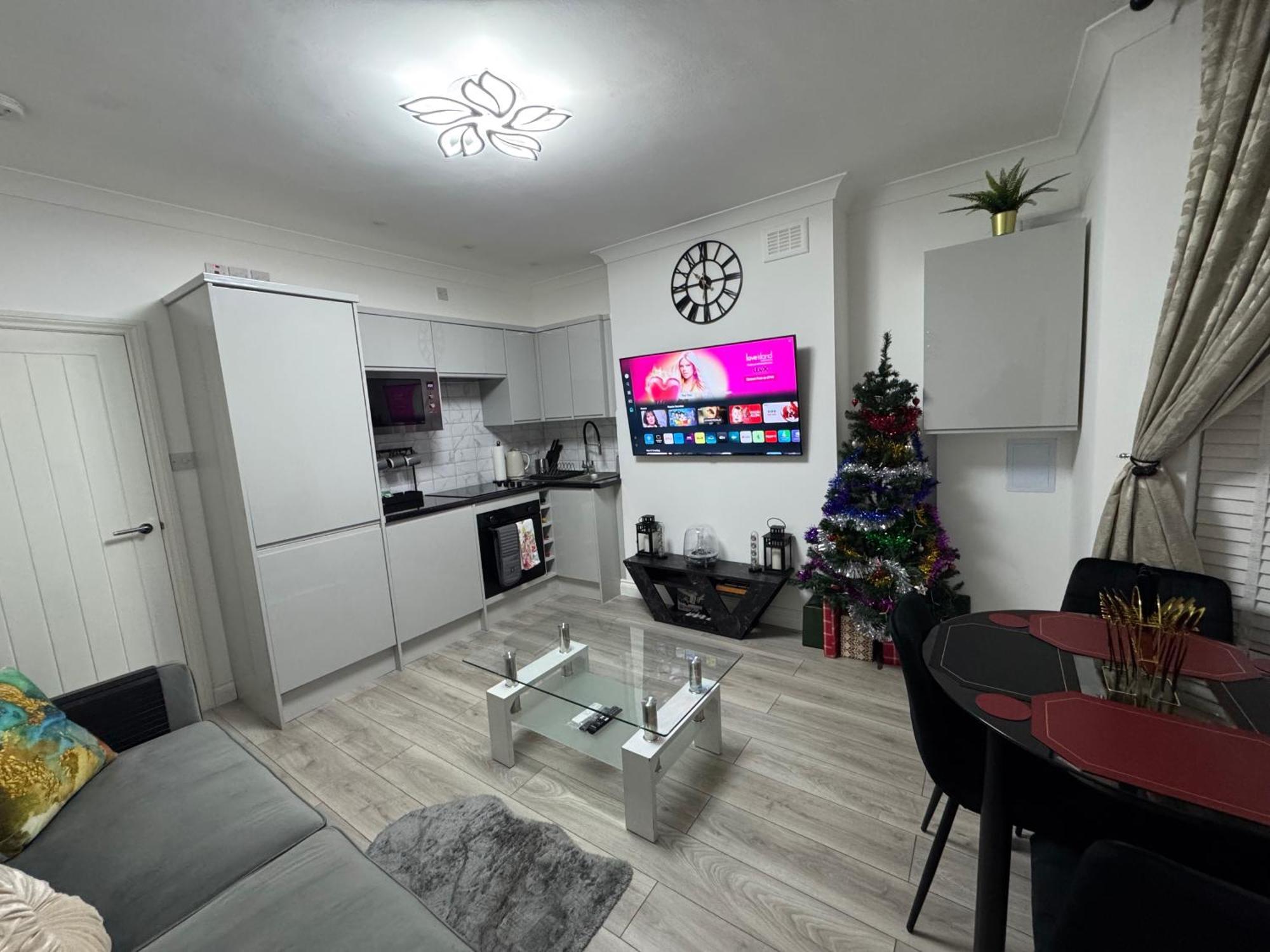 Cozy 2br-5guests-near Attractions-garden Apartment