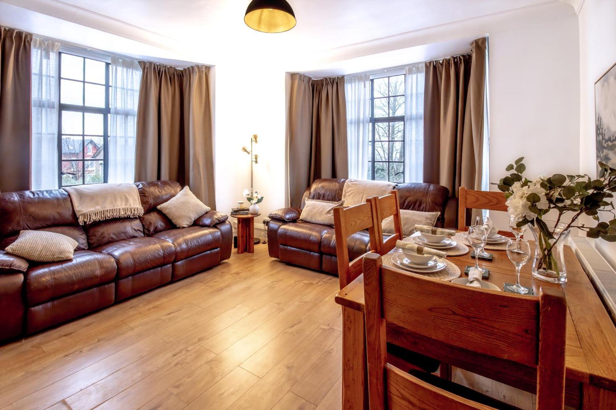 Spacious 2br, Free Parking & Wifi Near Station Apartment *