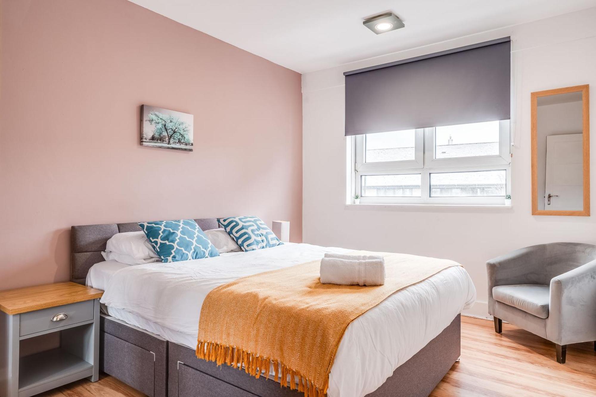Leo's Place In Mile End 2 Double Beds, 1 Bunk Bed, Max 6, Spacious, Ideal For Families London
