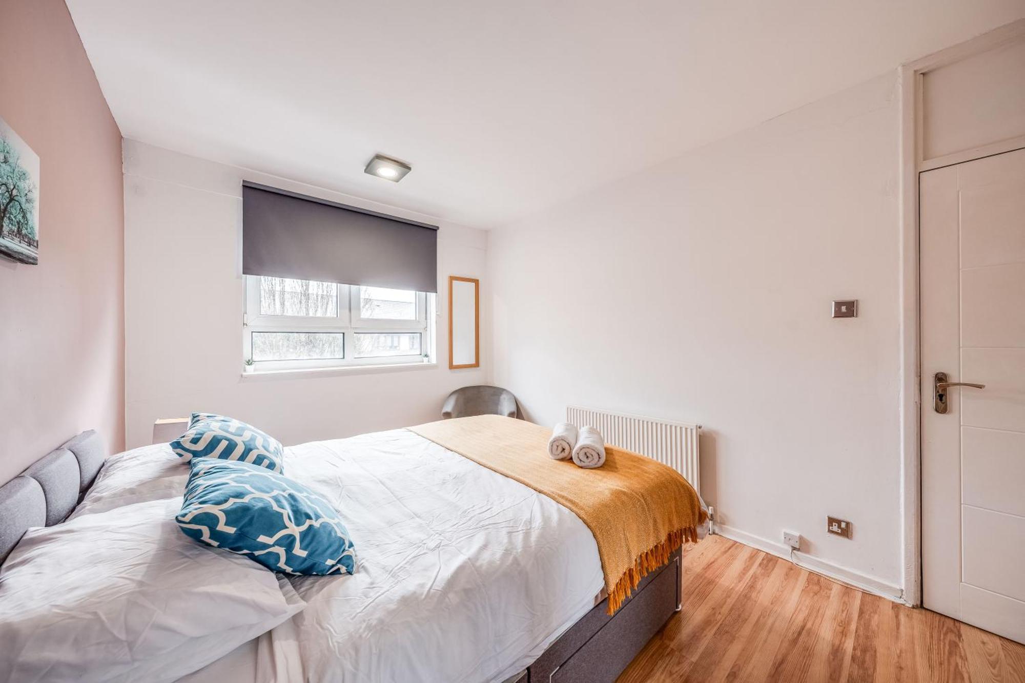 Leo's Place In Mile End 2 Double Beds, 1 Bunk Bed, Max 6, Spacious, Ideal For Families *