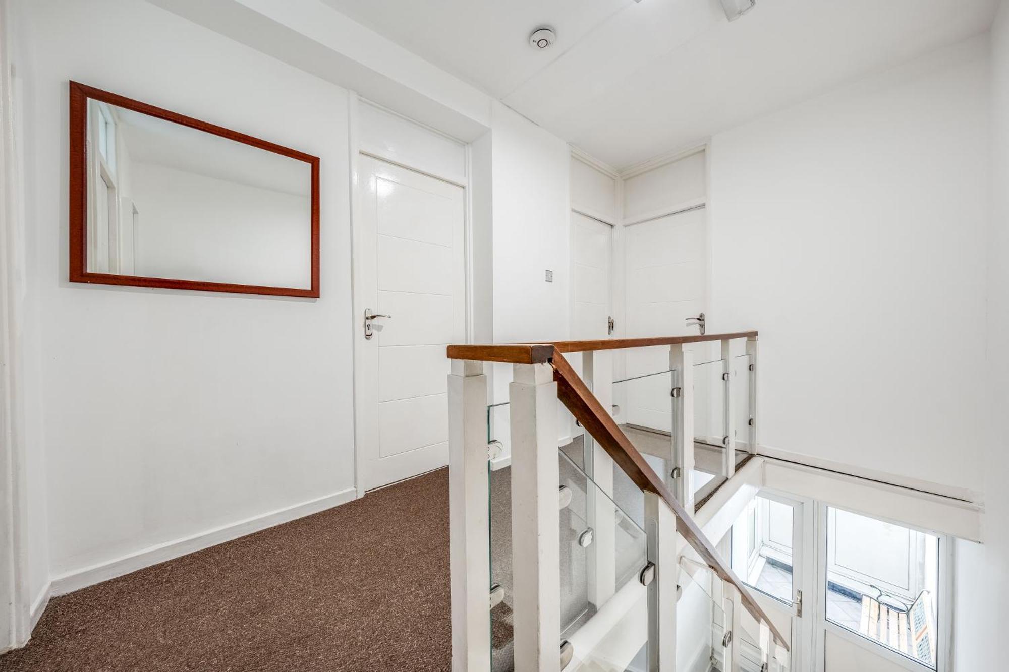 Leo's Place In Mile End 2 Double Beds, 1 Bunk Bed, Max 6, Spacious, Ideal For Families London