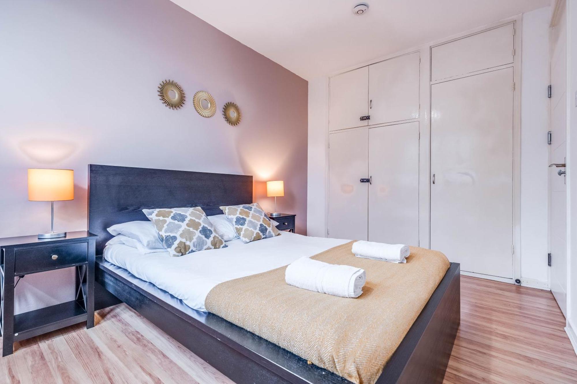 Leo's Place In Mile End 2 Double Beds, 1 Bunk Bed, Max 6, Spacious, Ideal For Families Apartment