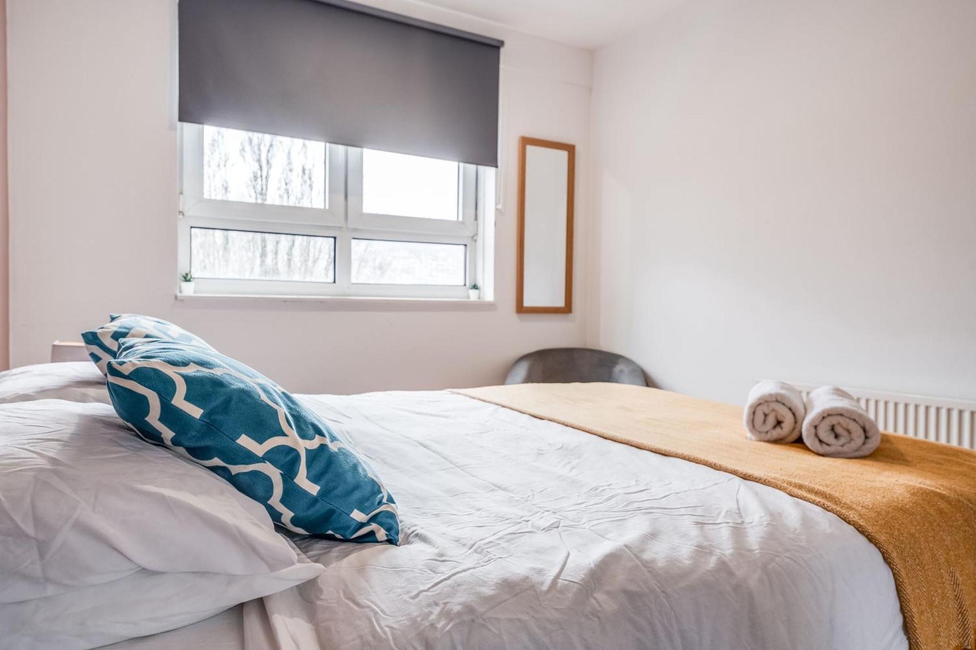 Leo's Place In Mile End 2 Double Beds, 1 Bunk Bed, Max 6, Spacious, Ideal For Families