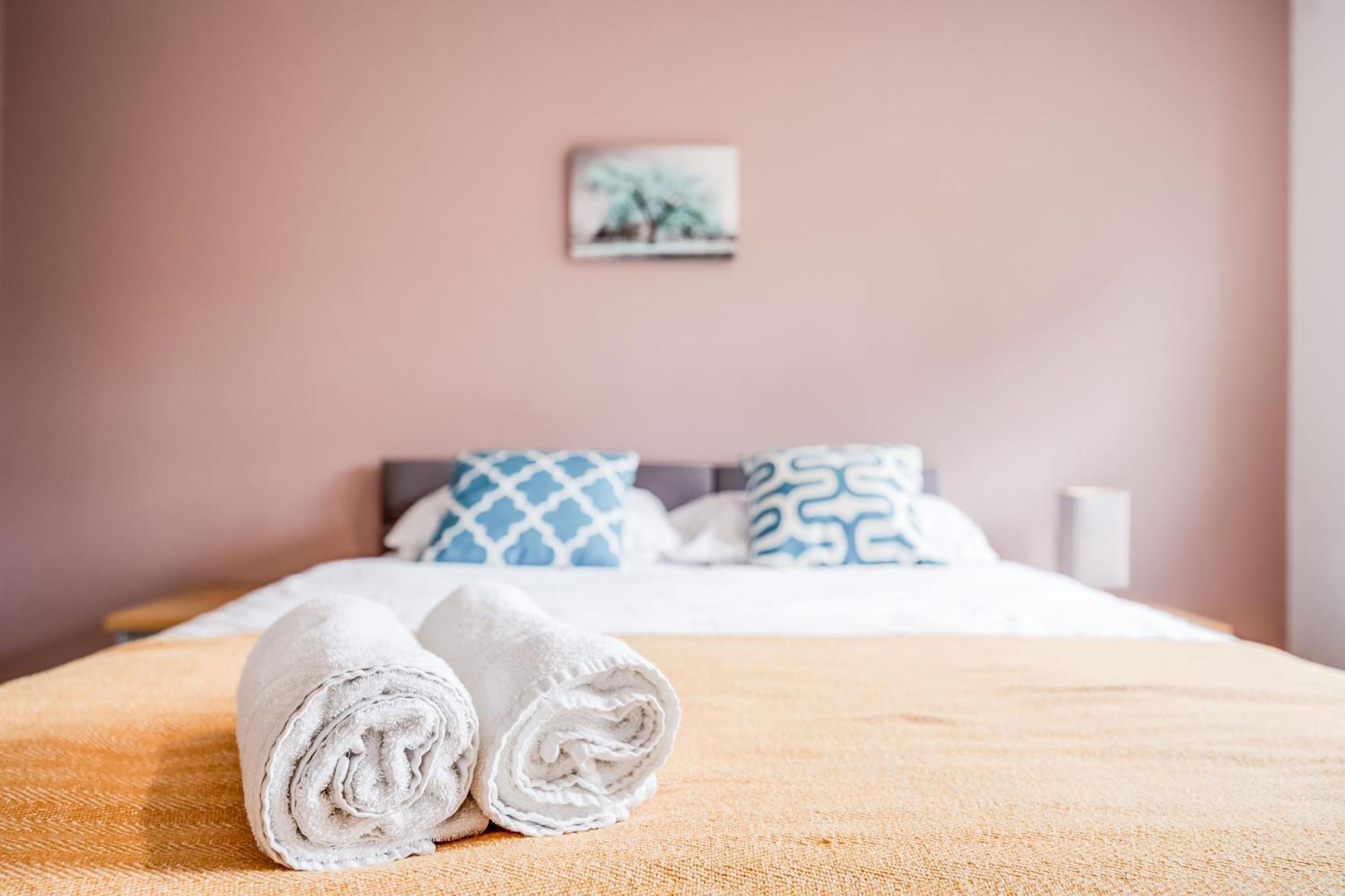 Leo's Place In Mile End 2 Double Beds, 1 Bunk Bed, Max 6, Spacious, Ideal For Families *