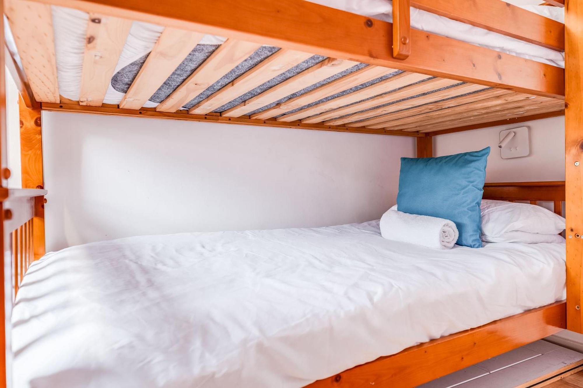 Leo's Place In Mile End 2 Double Beds, 1 Bunk Bed, Max 6, Spacious, Ideal For Families London