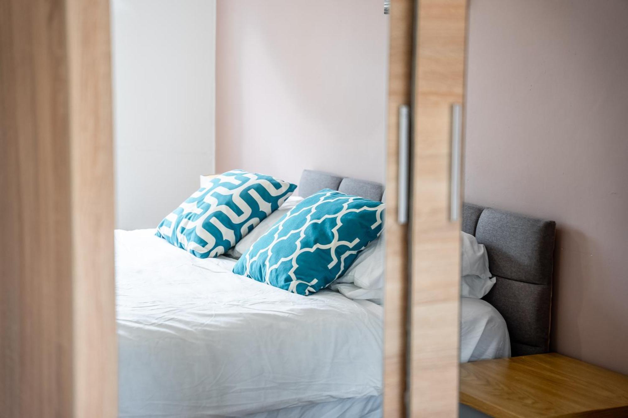 Apartment Leo's Place In Mile End 2 Double Beds, 1 Bunk Bed, Max 6, Spacious, Ideal For Families
