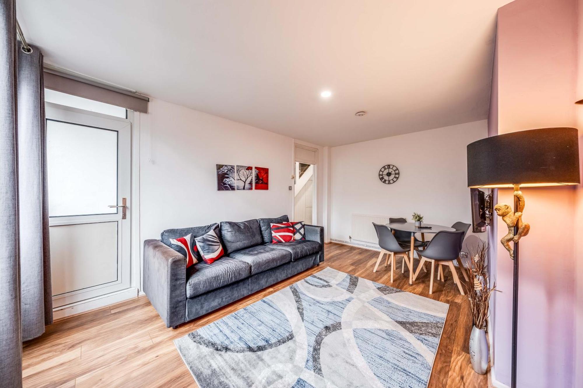 Apartment Leo's Place In Mile End 2 Double Beds, 1 Bunk Bed, Max 6, Spacious, Ideal For Families London