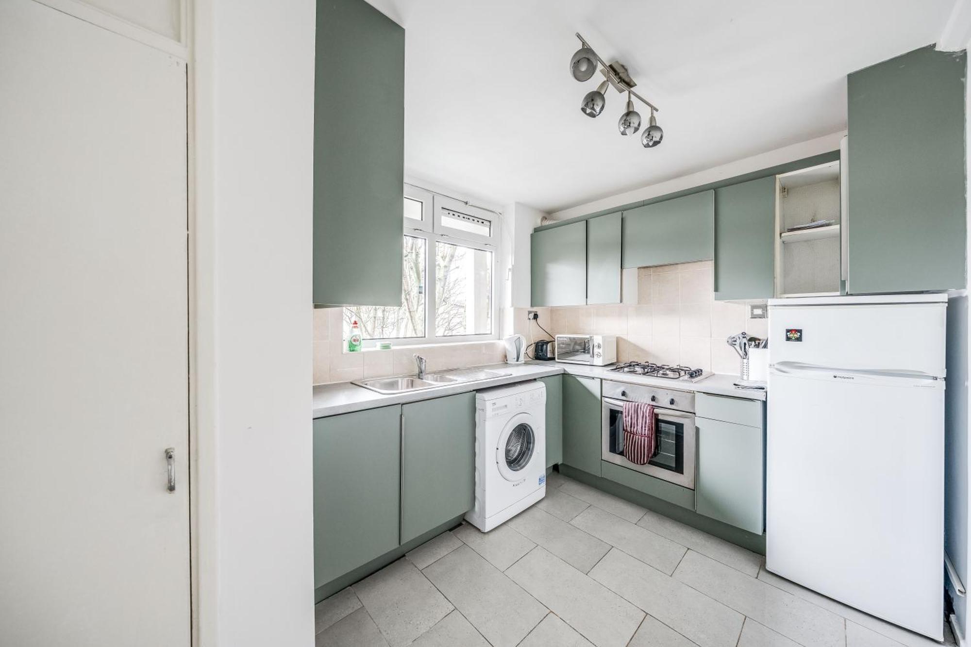 Leo's Place In Mile End 2 Double Beds, 1 Bunk Bed, Max 6, Spacious, Ideal For Families London