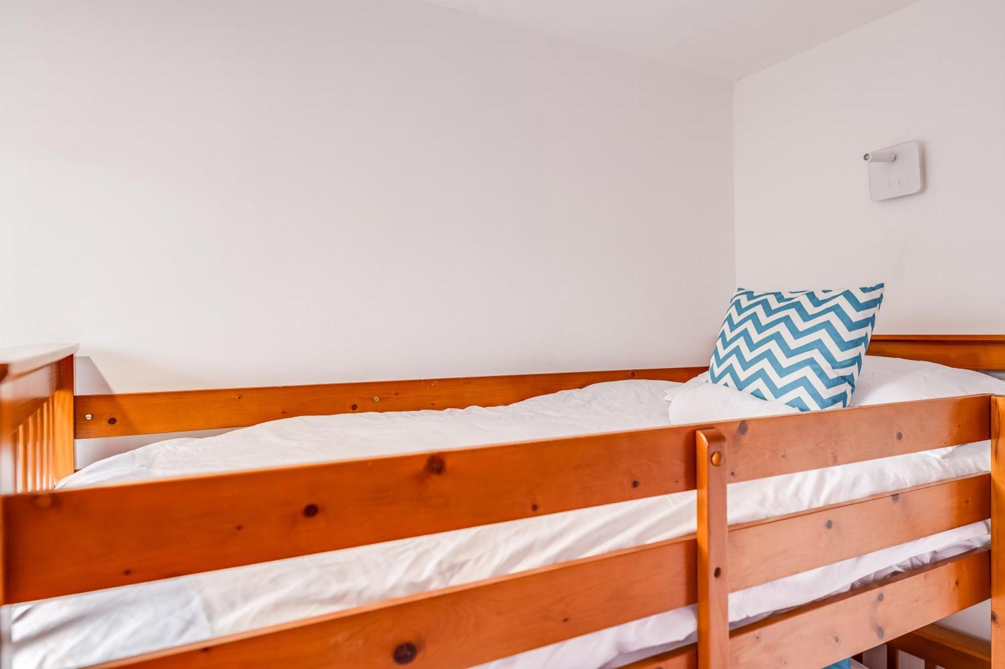 Leo's Place In Mile End 2 Double Beds, 1 Bunk Bed, Max 6, Spacious, Ideal For Families London