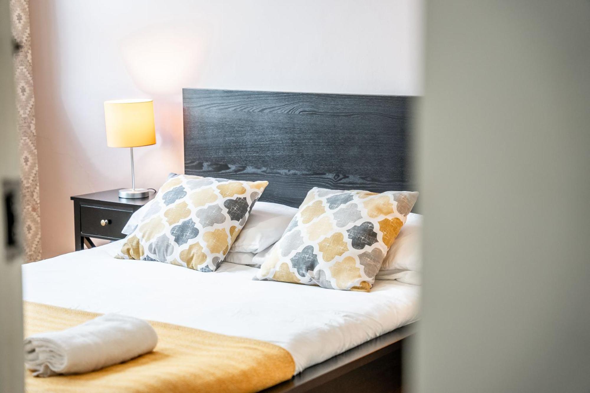 Leo's Place In Mile End 2 Double Beds, 1 Bunk Bed, Max 6, Spacious, Ideal For Families Apartment *