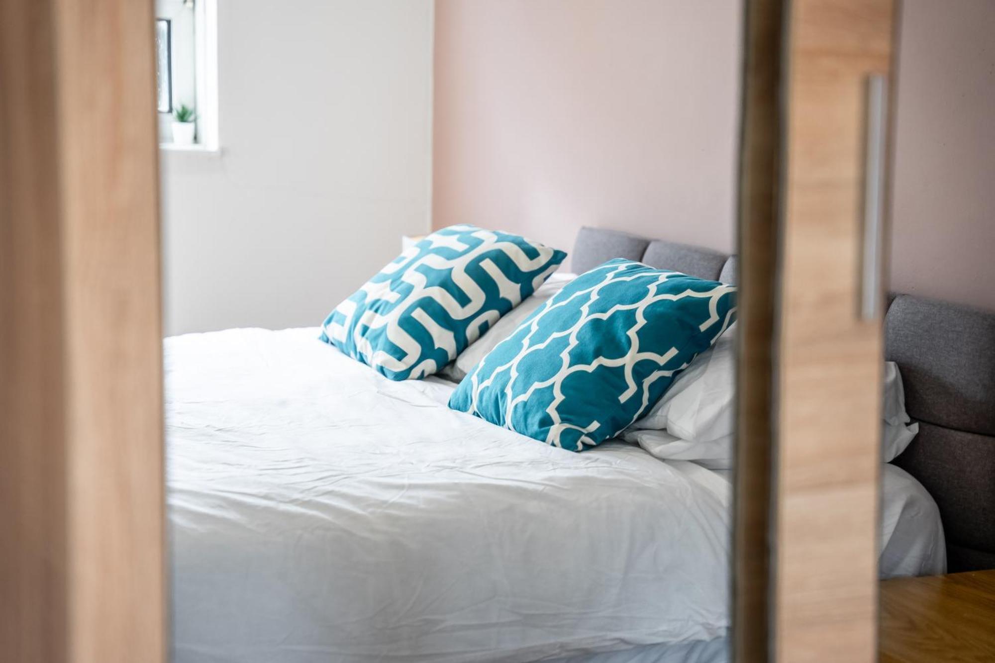 Leo's Place In Mile End 2 Double Beds, 1 Bunk Bed, Max 6, Spacious, Ideal For Families