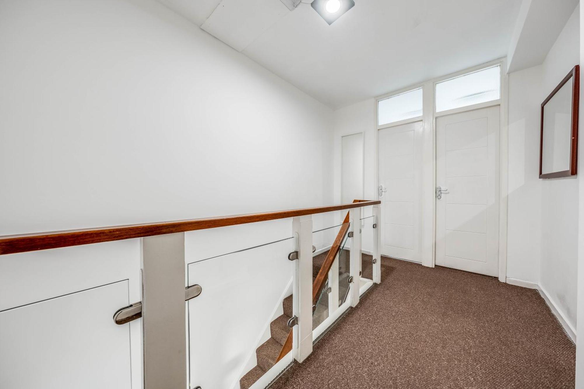 Leo's Place In Mile End 2 Double Beds, 1 Bunk Bed, Max 6, Spacious, Ideal For Families