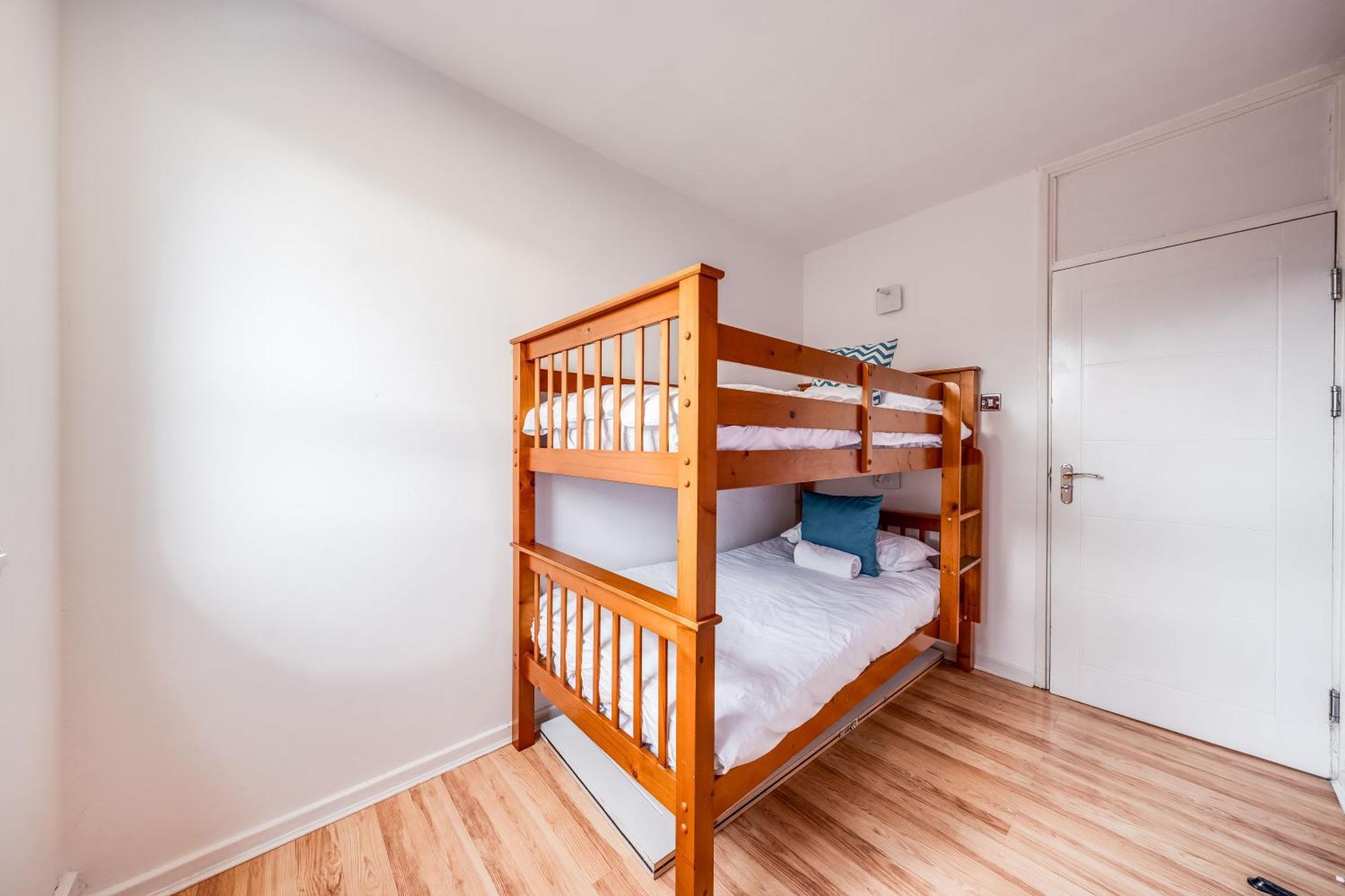 Leo's Place In Mile End 2 Double Beds, 1 Bunk Bed, Max 6, Spacious, Ideal For Families Apartment *