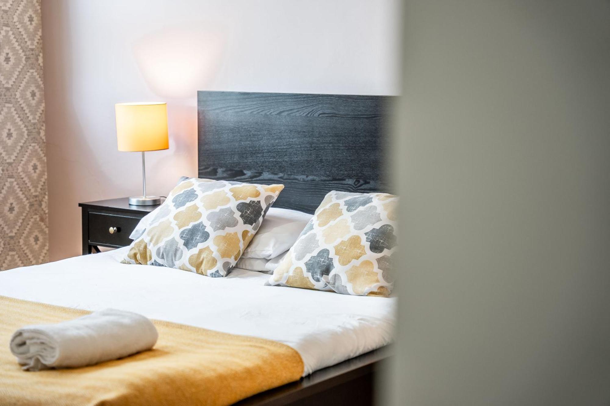 Leo's Place In Mile End 2 Double Beds, 1 Bunk Bed, Max 6, Spacious, Ideal For Families *