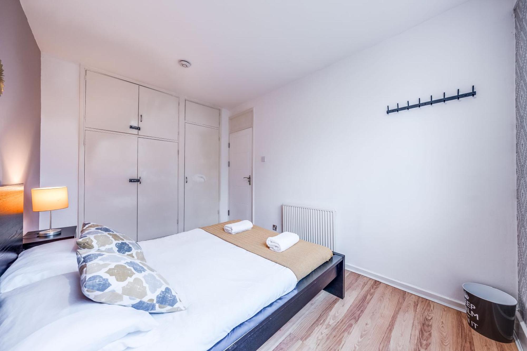 Leo's Place In Mile End 2 Double Beds, 1 Bunk Bed, Max 6, Spacious, Ideal For Families