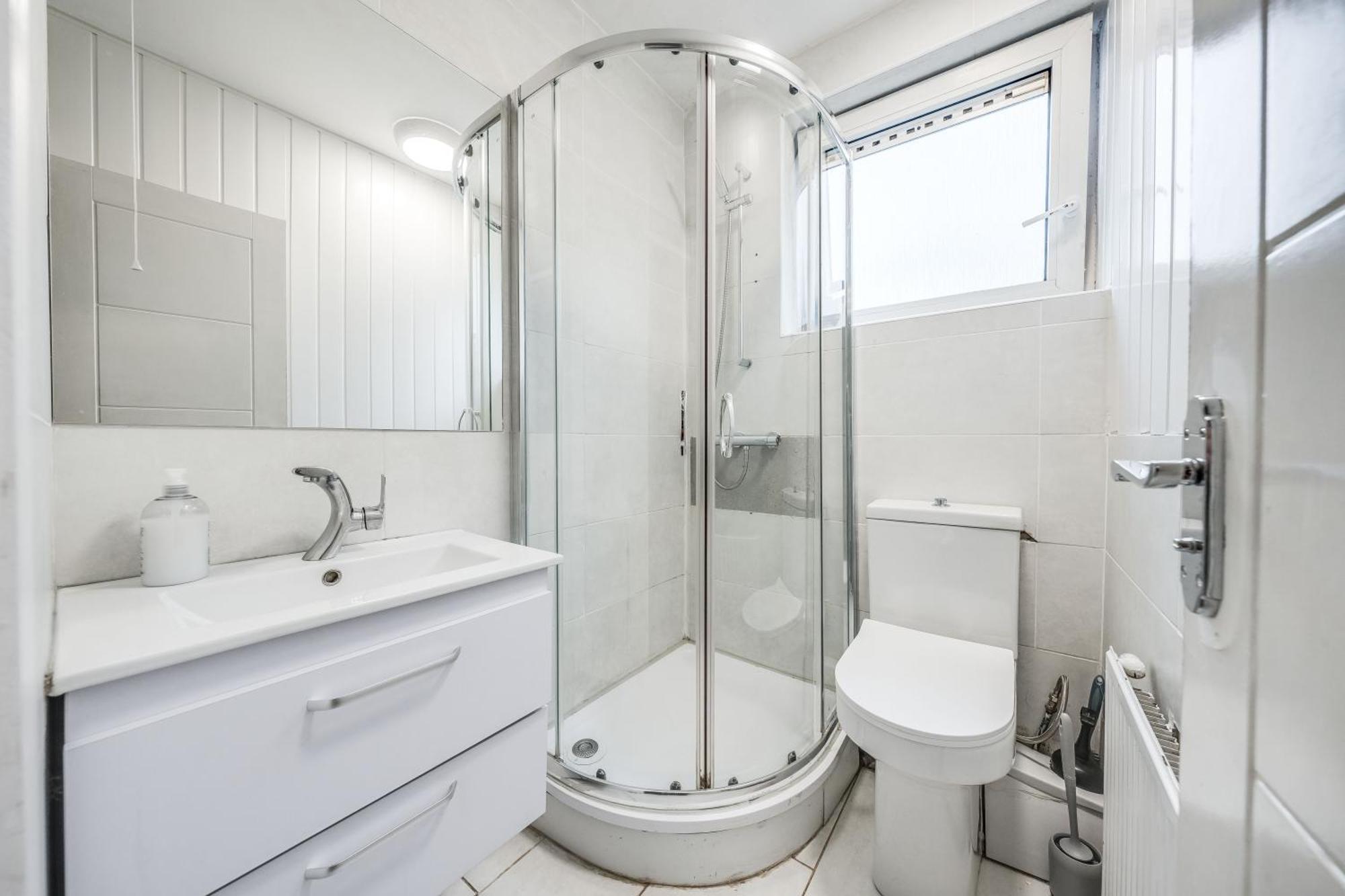 Leo's Place In Mile End 2 Double Beds, 1 Bunk Bed, Max 6, Spacious, Ideal For Families Apartment *