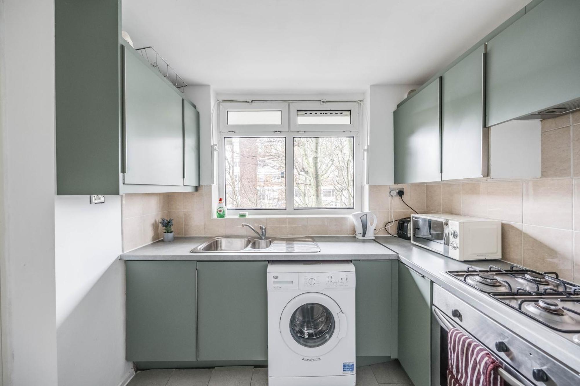 Leo's Place In Mile End 2 Double Beds, 1 Bunk Bed, Max 6, Spacious, Ideal For Families London