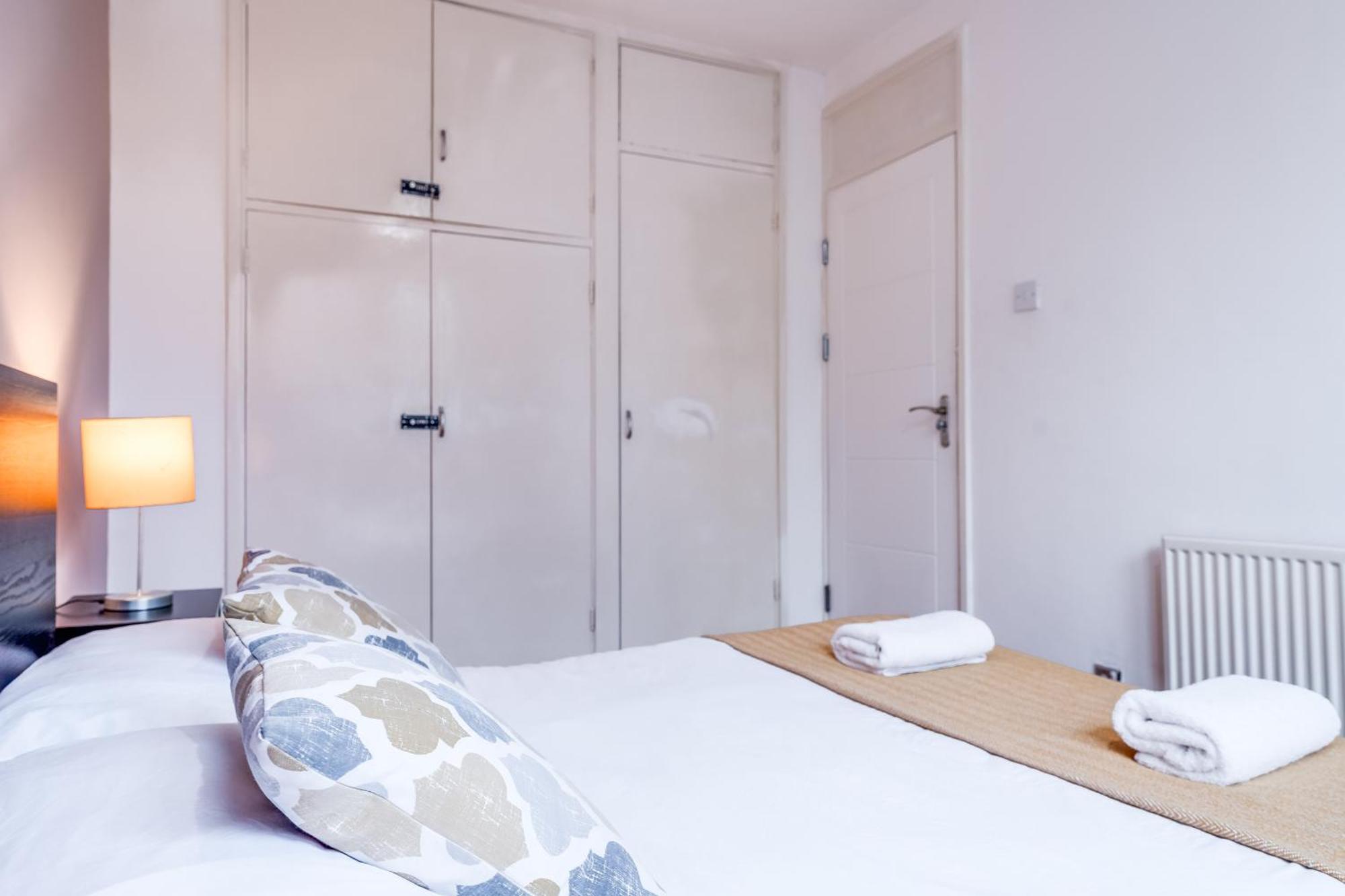 Leo's Place In Mile End 2 Double Beds, 1 Bunk Bed, Max 6, Spacious, Ideal For Families Apartment