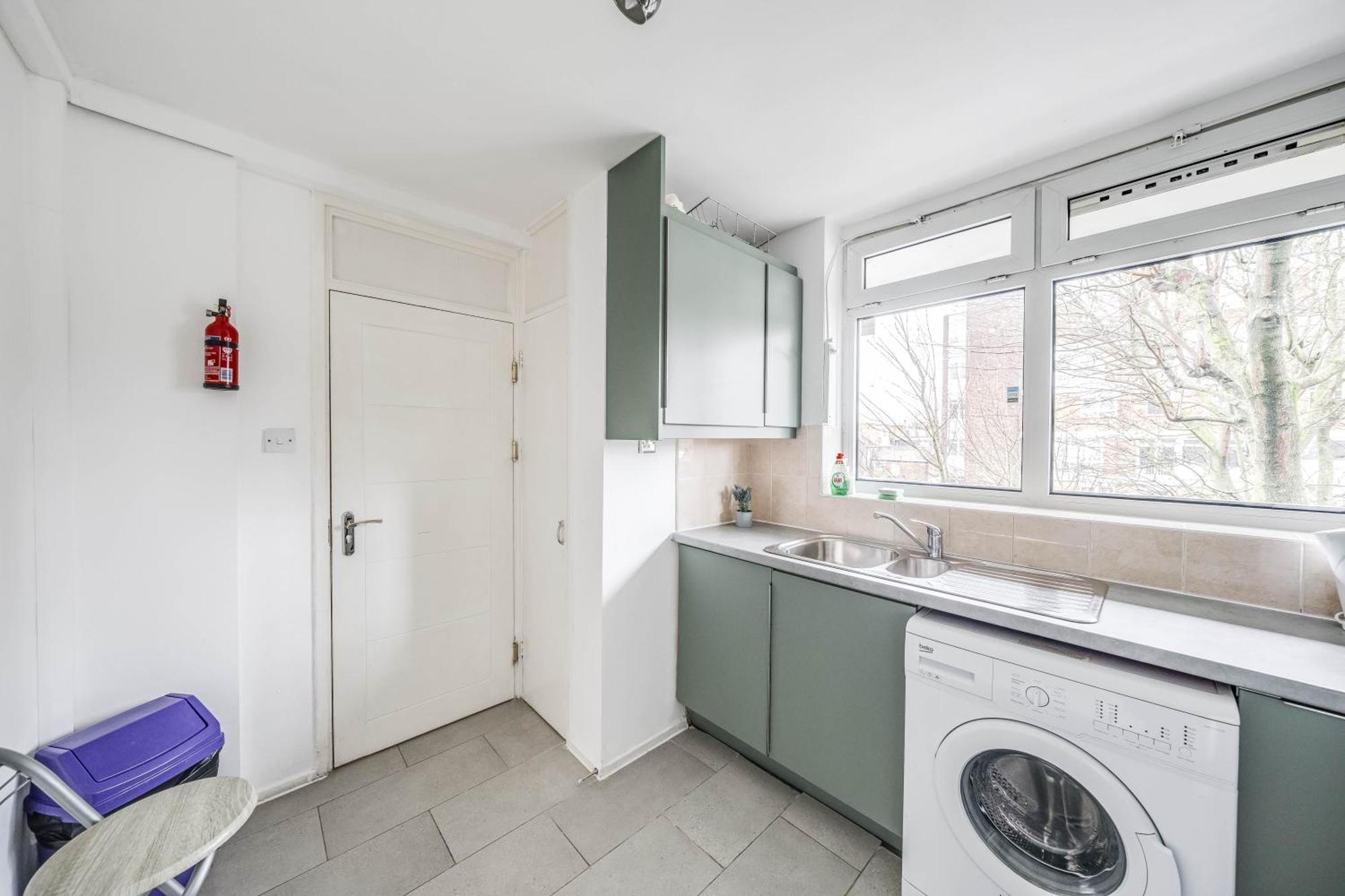 Leo's Place In Mile End 2 Double Beds, 1 Bunk Bed, Max 6, Spacious, Ideal For Families Apartment *