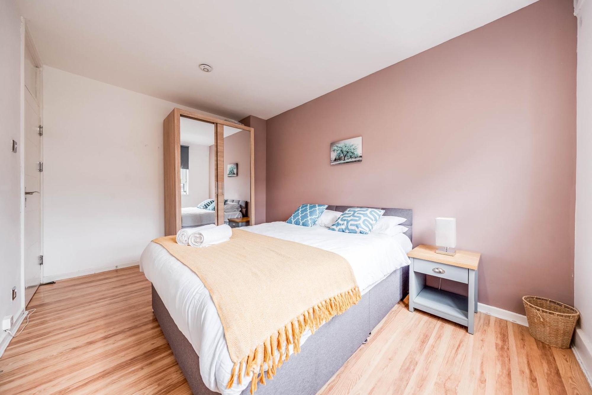 Leo's Place In Mile End 2 Double Beds, 1 Bunk Bed, Max 6, Spacious, Ideal For Families Apartment *