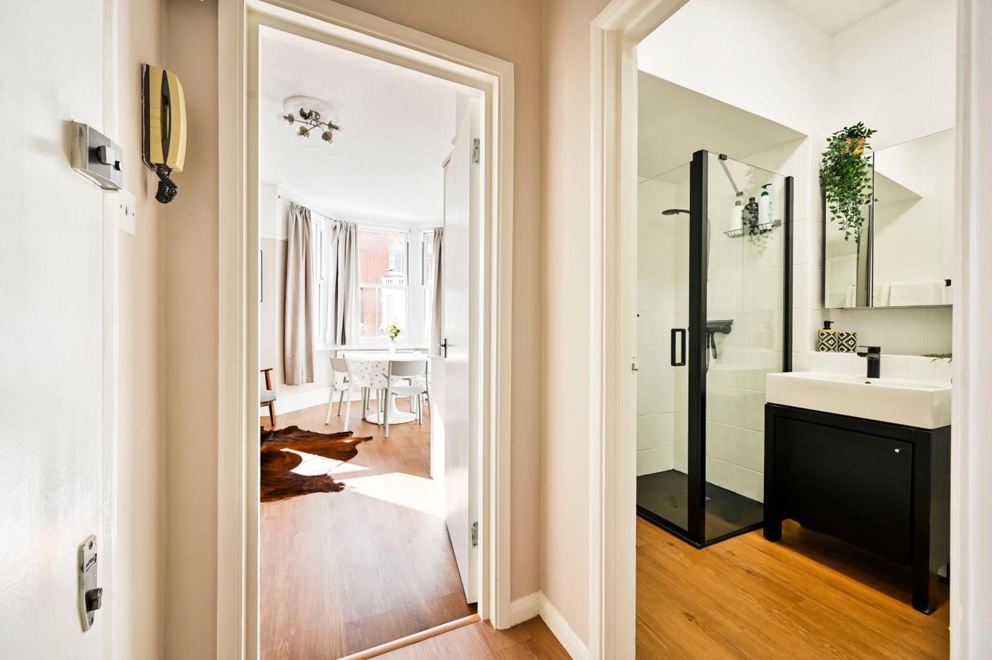 Newly Renovated 2-3 Bed Flat In Fulham By The Thames * London