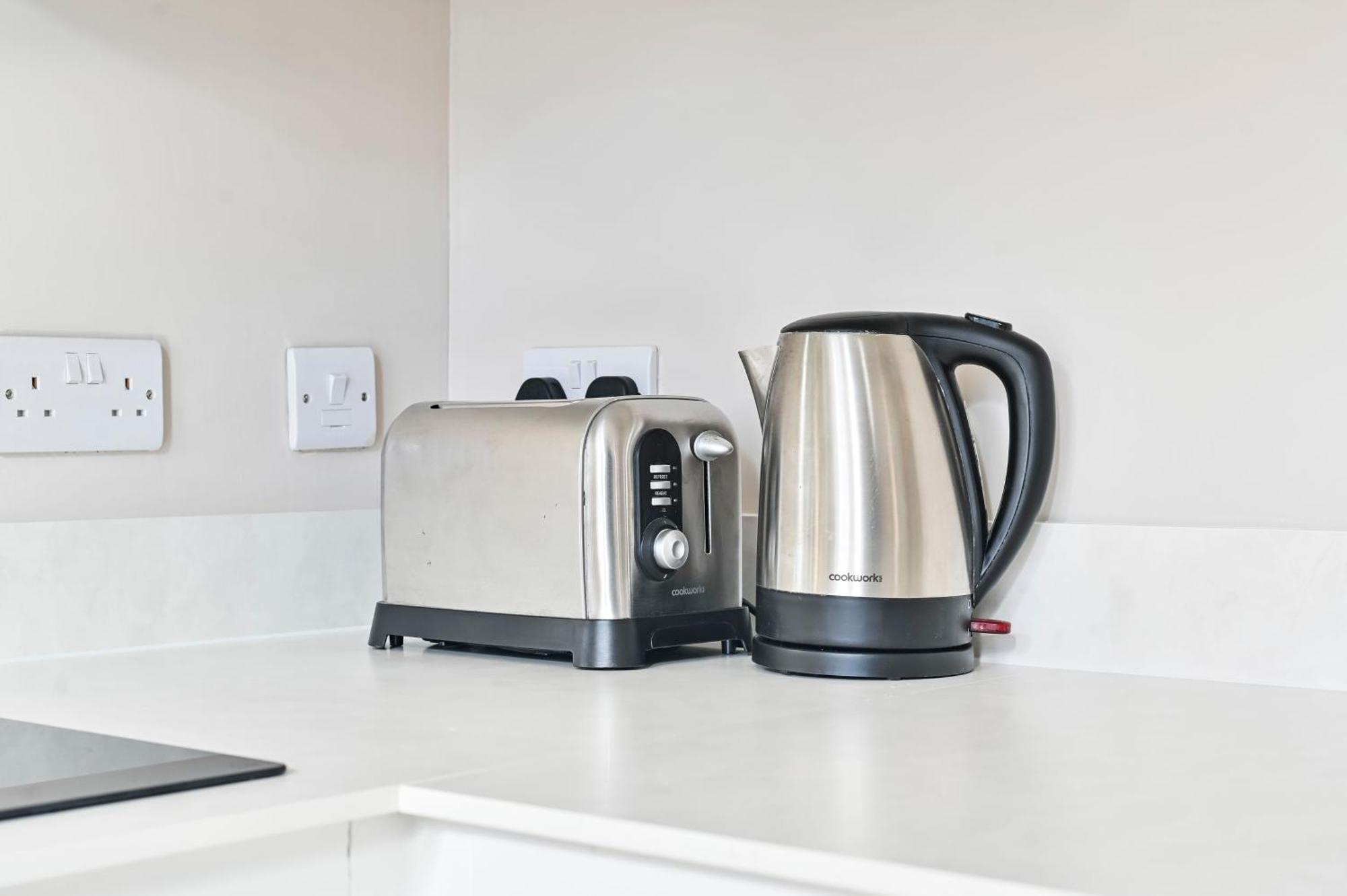 Newly Renovated 2-3 Bed Flat In Fulham By The Thames *