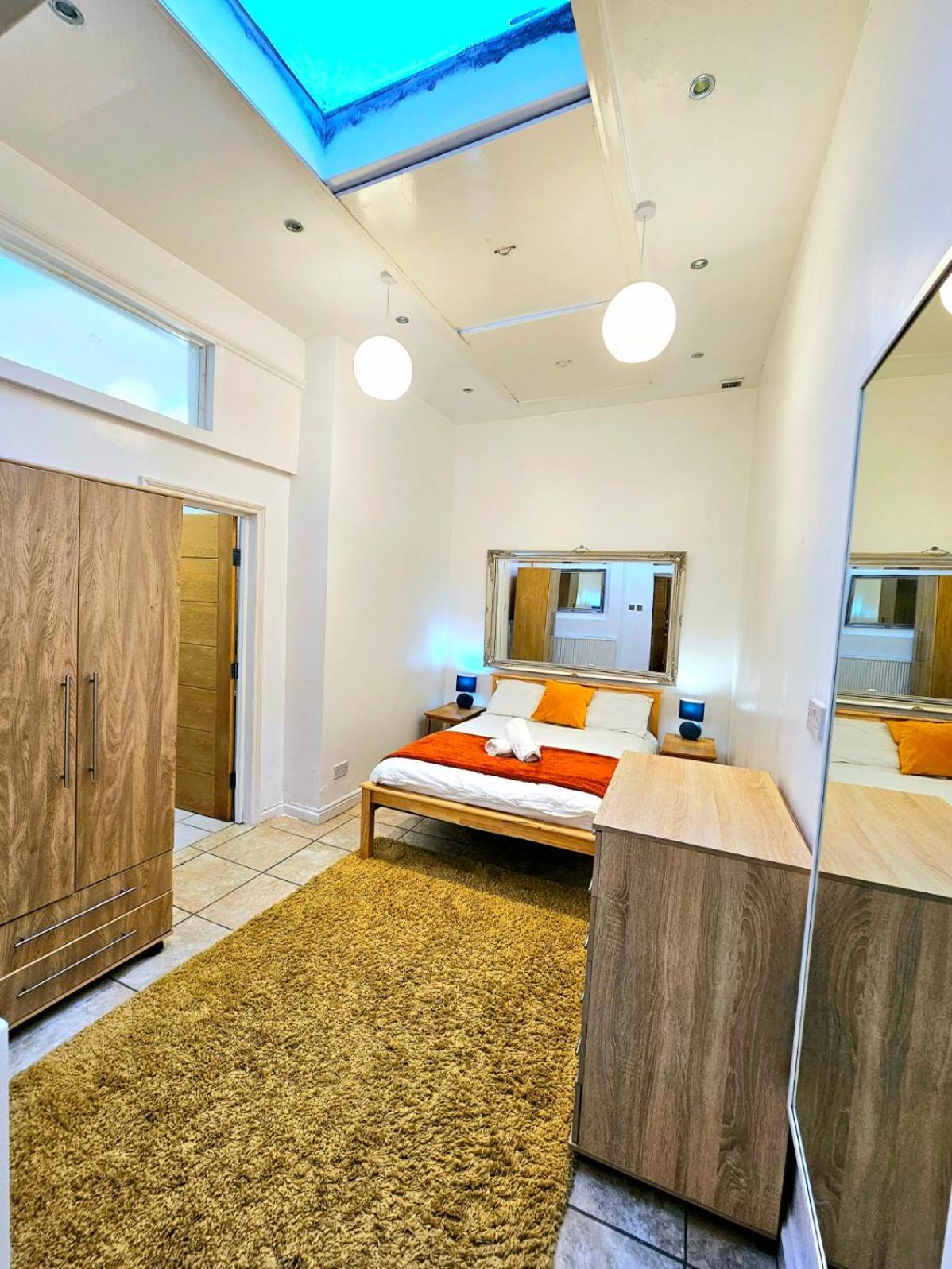 4 Bedroom, 3 Bathroom Private House In London, 3 Minutes Walk To Edgware Road Station Holiday home