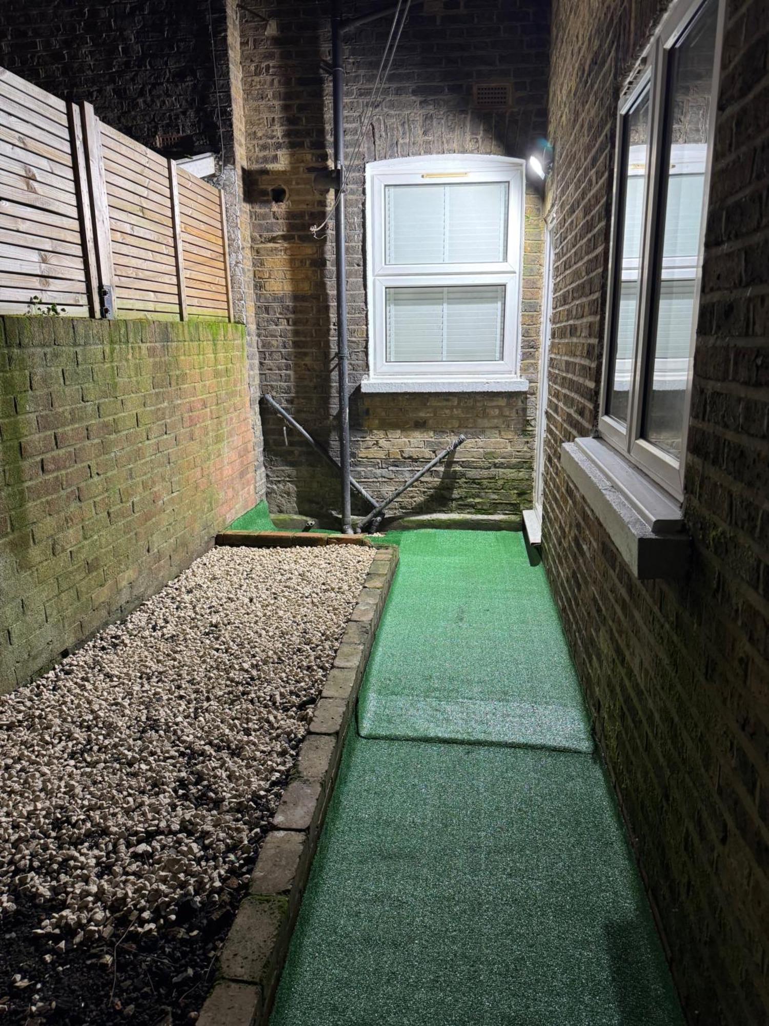 Cozy 2br-5guests-near Attractions-garden Apartment
