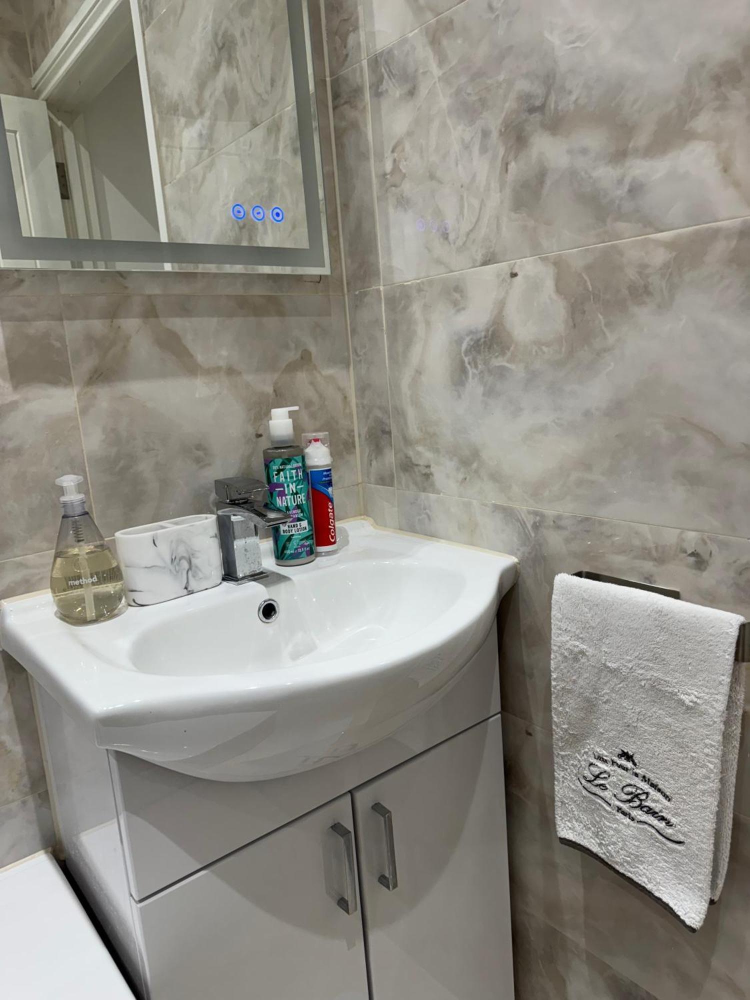 Cozy 2br-5guests-near Attractions-garden Apartment London