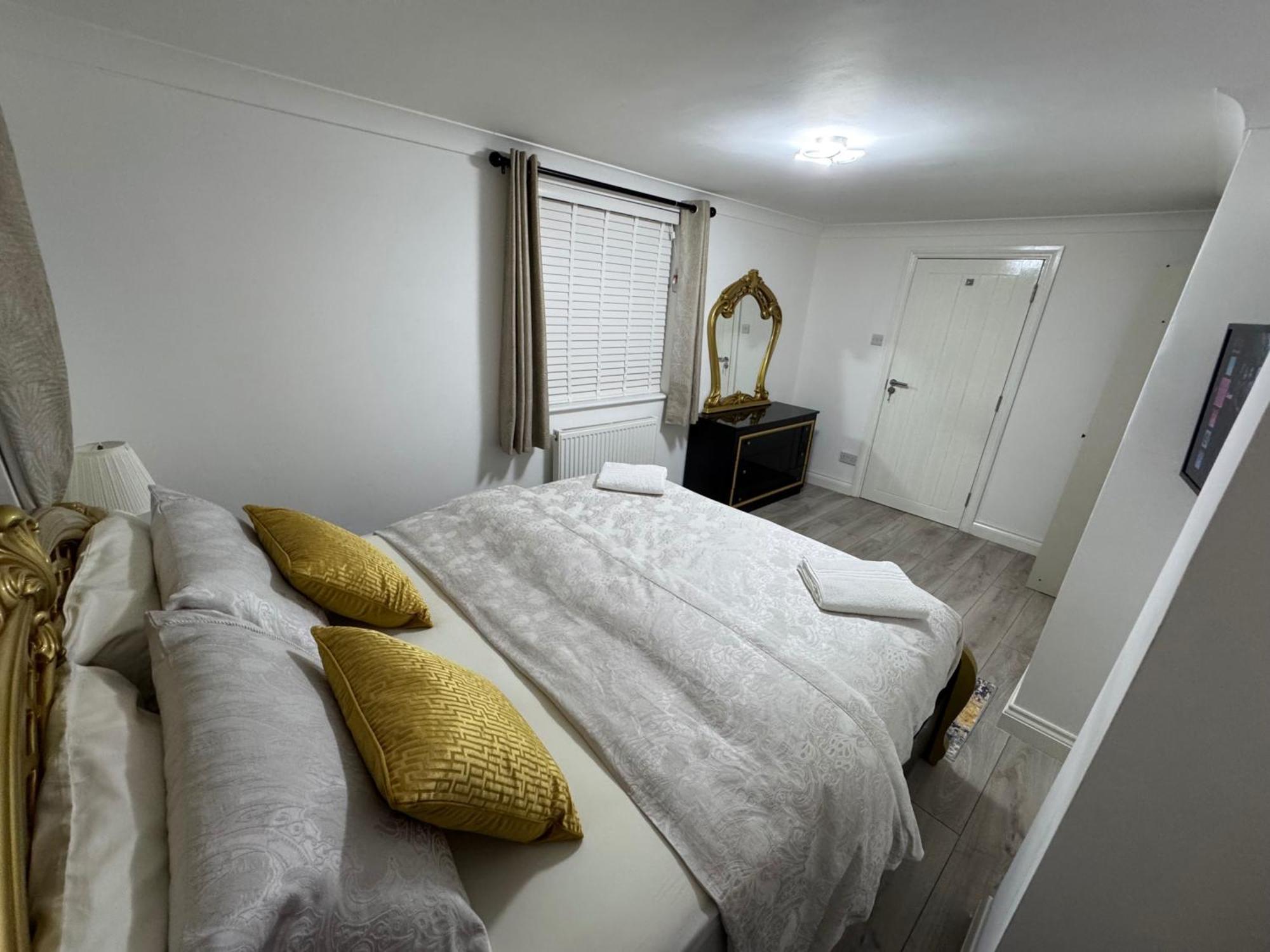 Cozy 2br-5guests-near Attractions-garden Apartment *