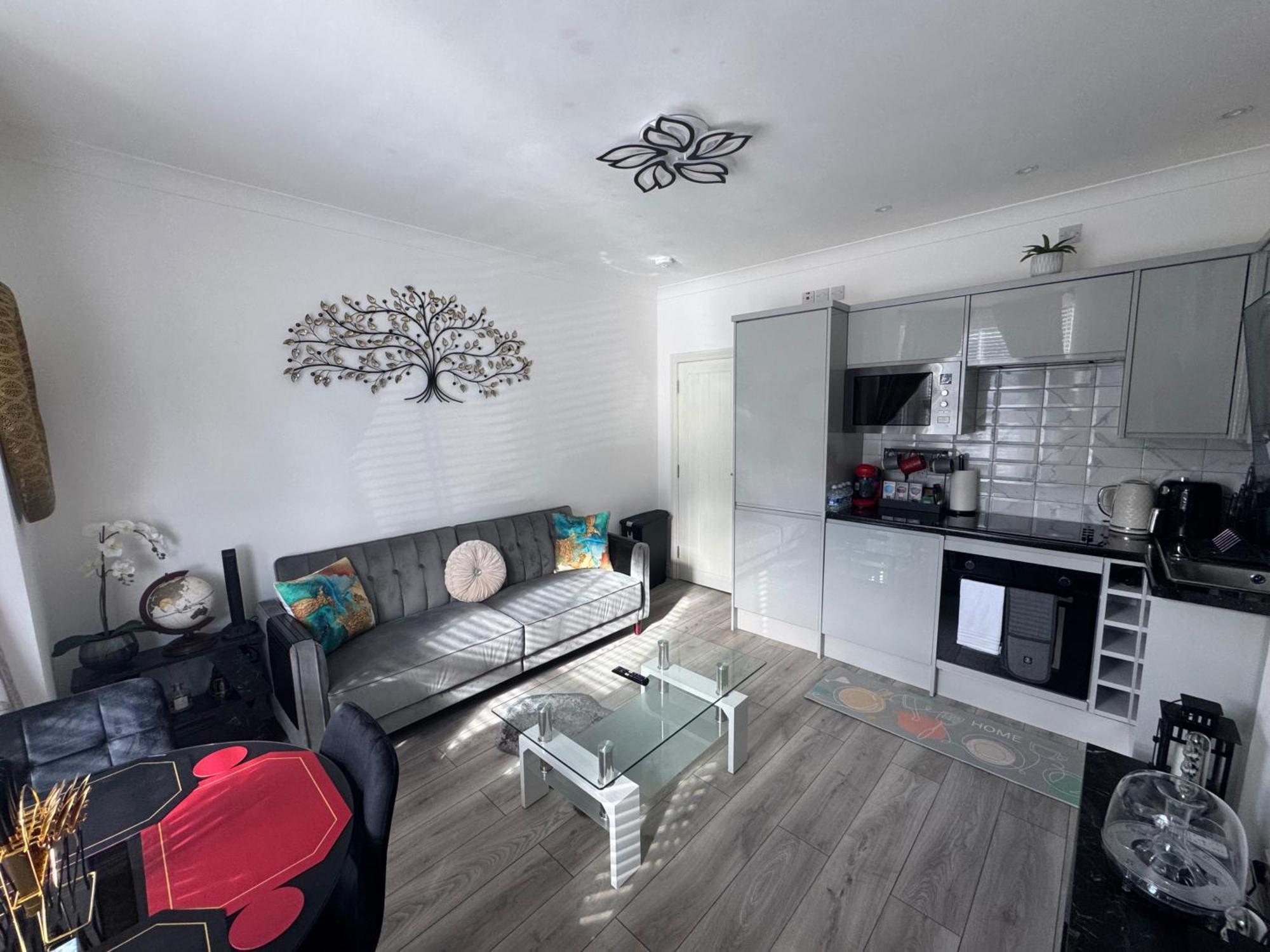 Cozy 2br-5guests-near Attractions-garden Apartment London