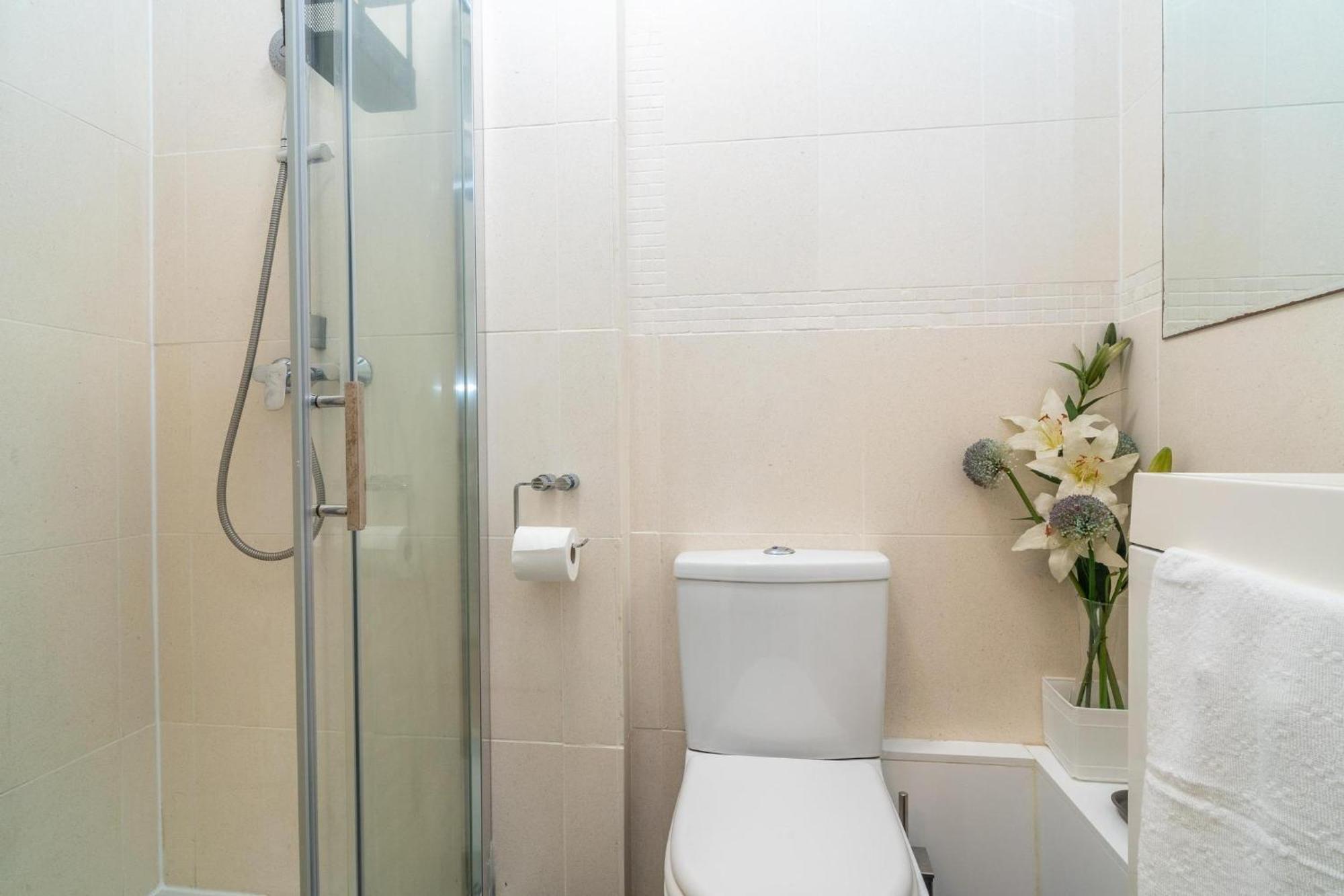 Location! 2 Bed/2bath - Pro Host Leilighet London