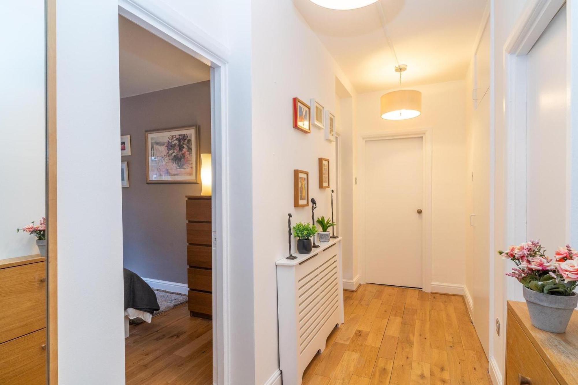 Location! 2 Bed/2bath - Pro Host Leilighet London