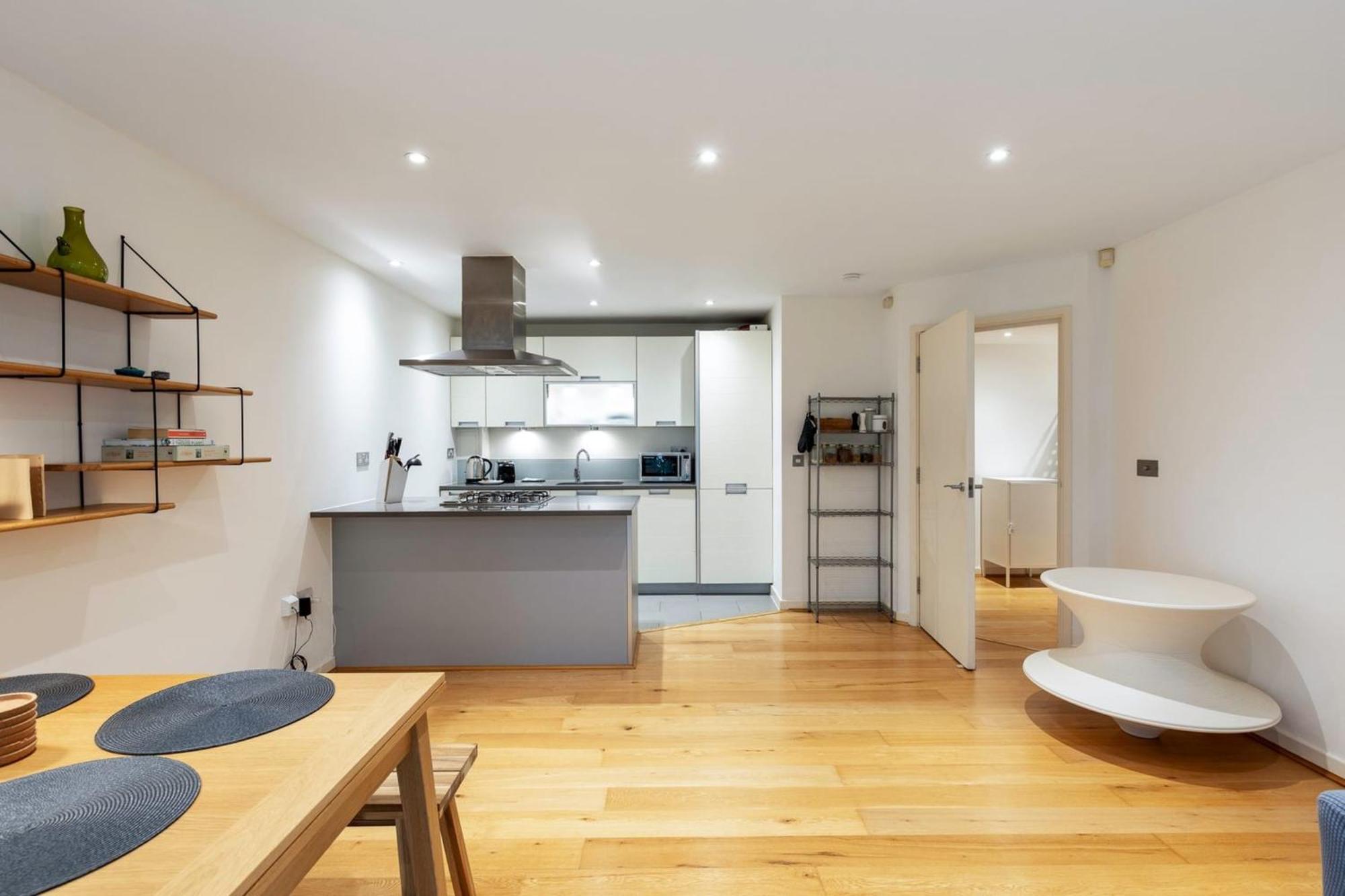 2-bed 2-bath In Old Street Apartment