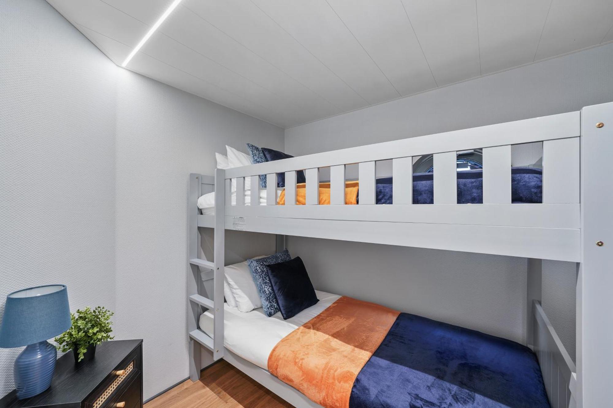 Båter Unique Water In - Sleeps 6 *