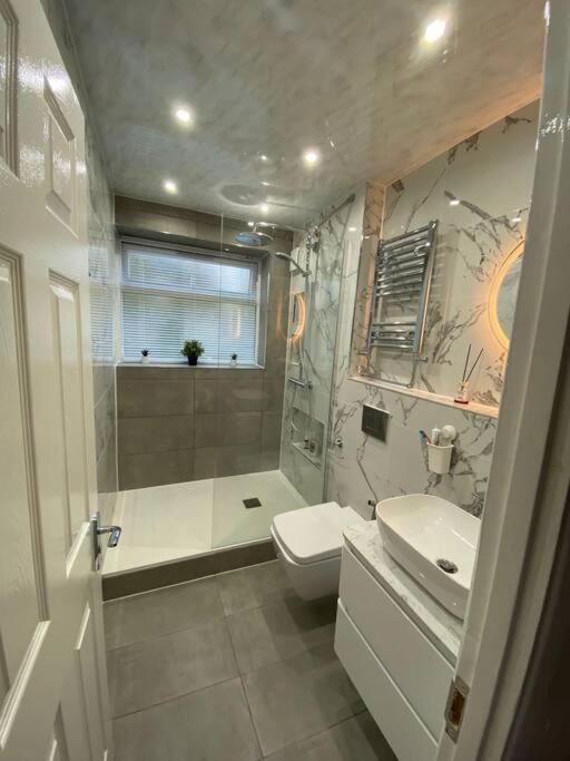 One Bedroom Flat In Chiswick W4 *