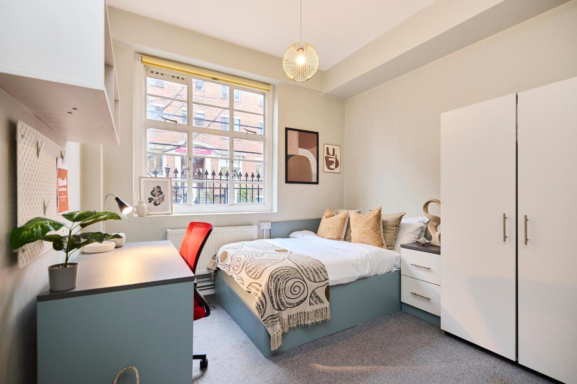 Deluxe 2 Louise House Summer Youth Londen
