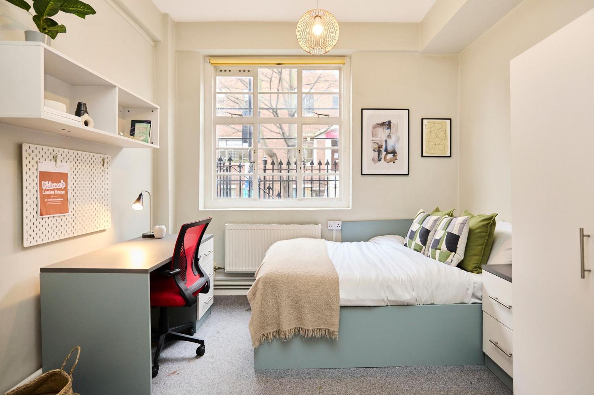 Deluxe 2 Louise House Summer Youth Londen
